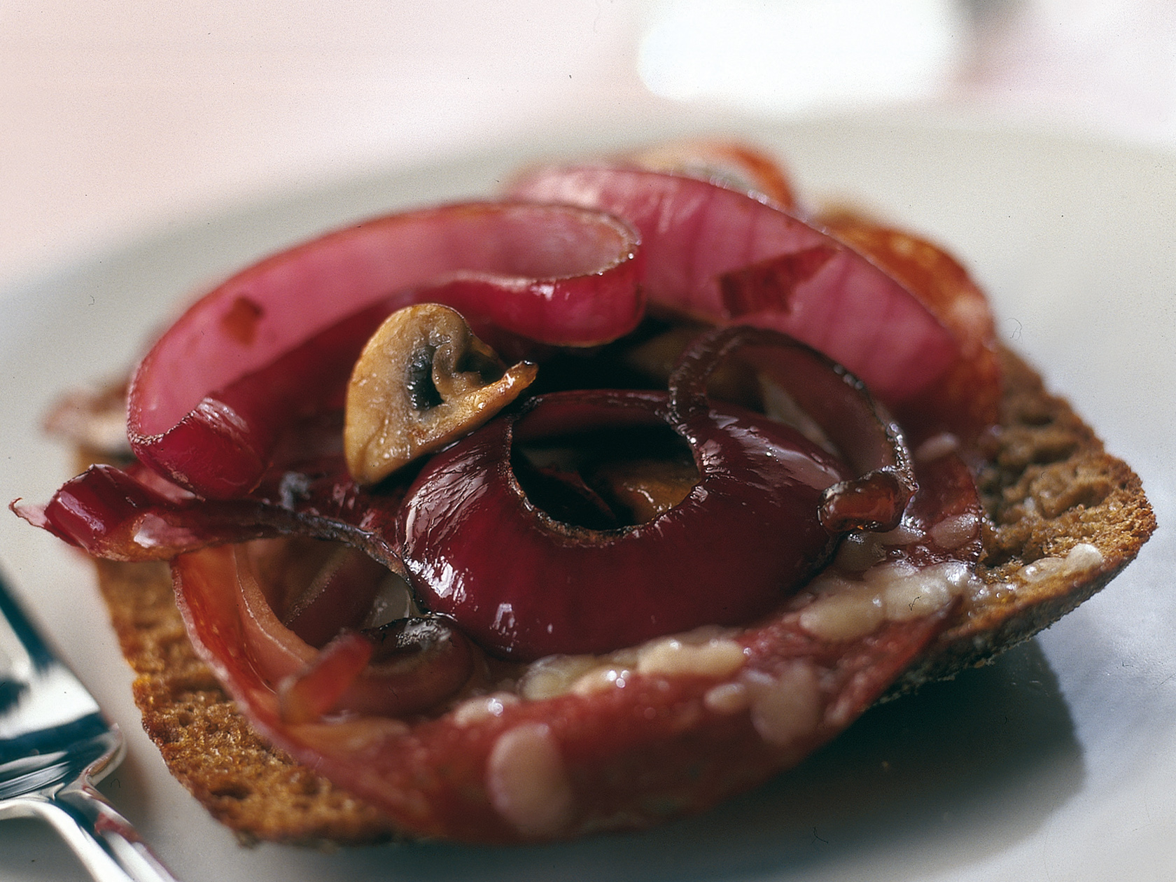 Rukiinen sieni-sipulileipä