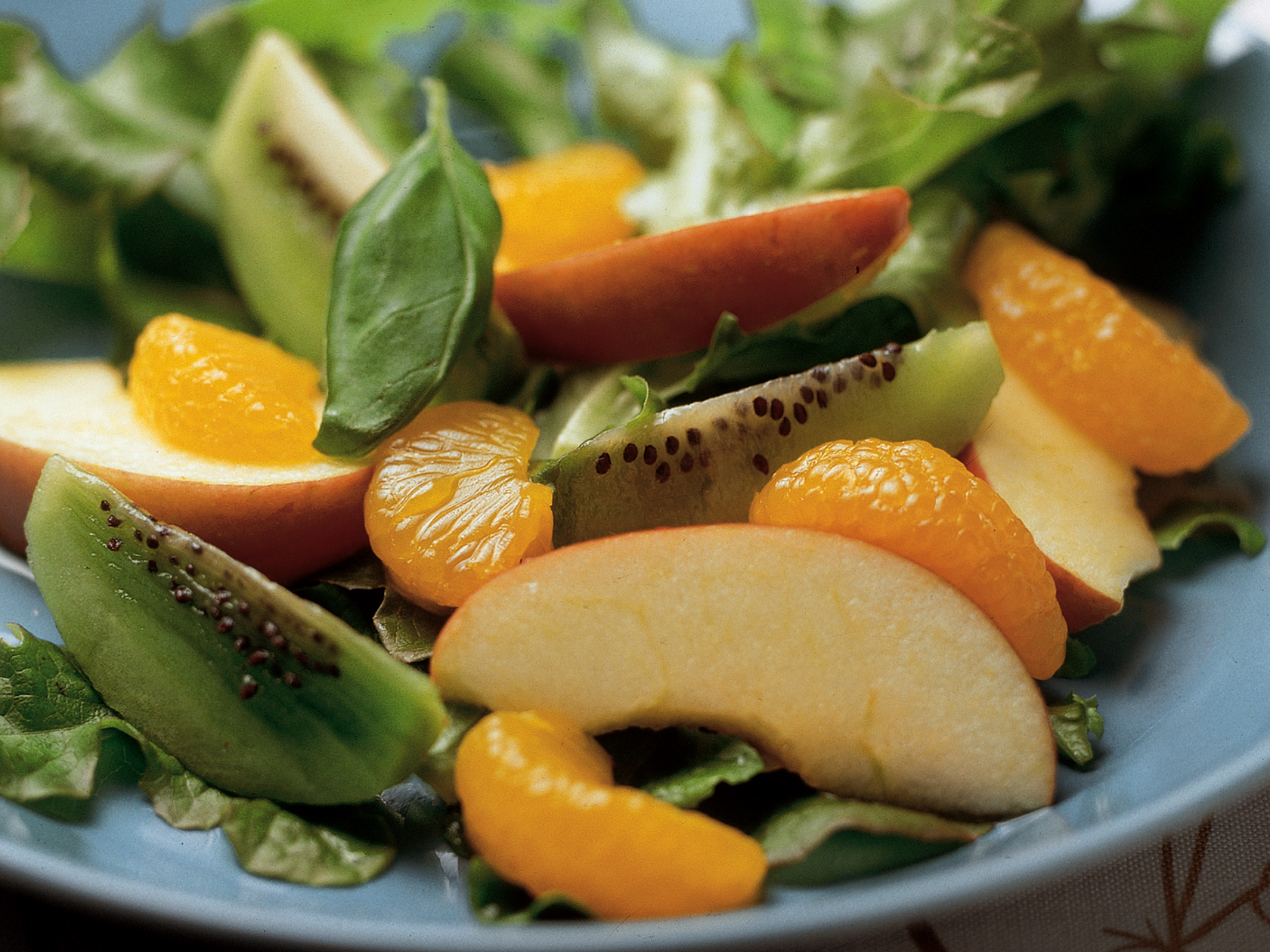 Raikas salaatti ja sitruskastike