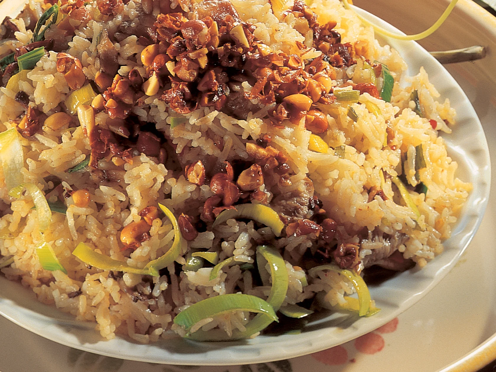 Sianlihaa ja sieniä inkiväärikastikkeessa