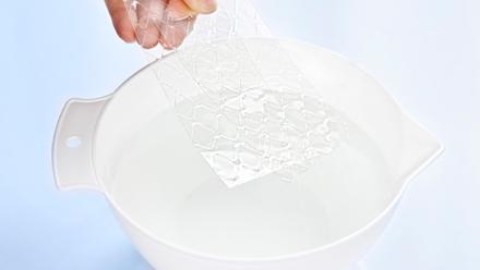 Vatkaa kerma vaahdoksi. Säästä puolet koristeluun. Liota liivatelehtiä kylmässä vedessä noin 5 minuuttia.