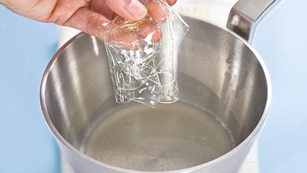 Purista liivatelehdet kuiviksi ja liuota ne kiehautettuun sitruunamehuun. Valuta hieman jäähtynyt liivateseos persikkatäytteeseen ja sekoita. Lisää joukkoon puolet kermavaahdosta kevyesti käännellen.