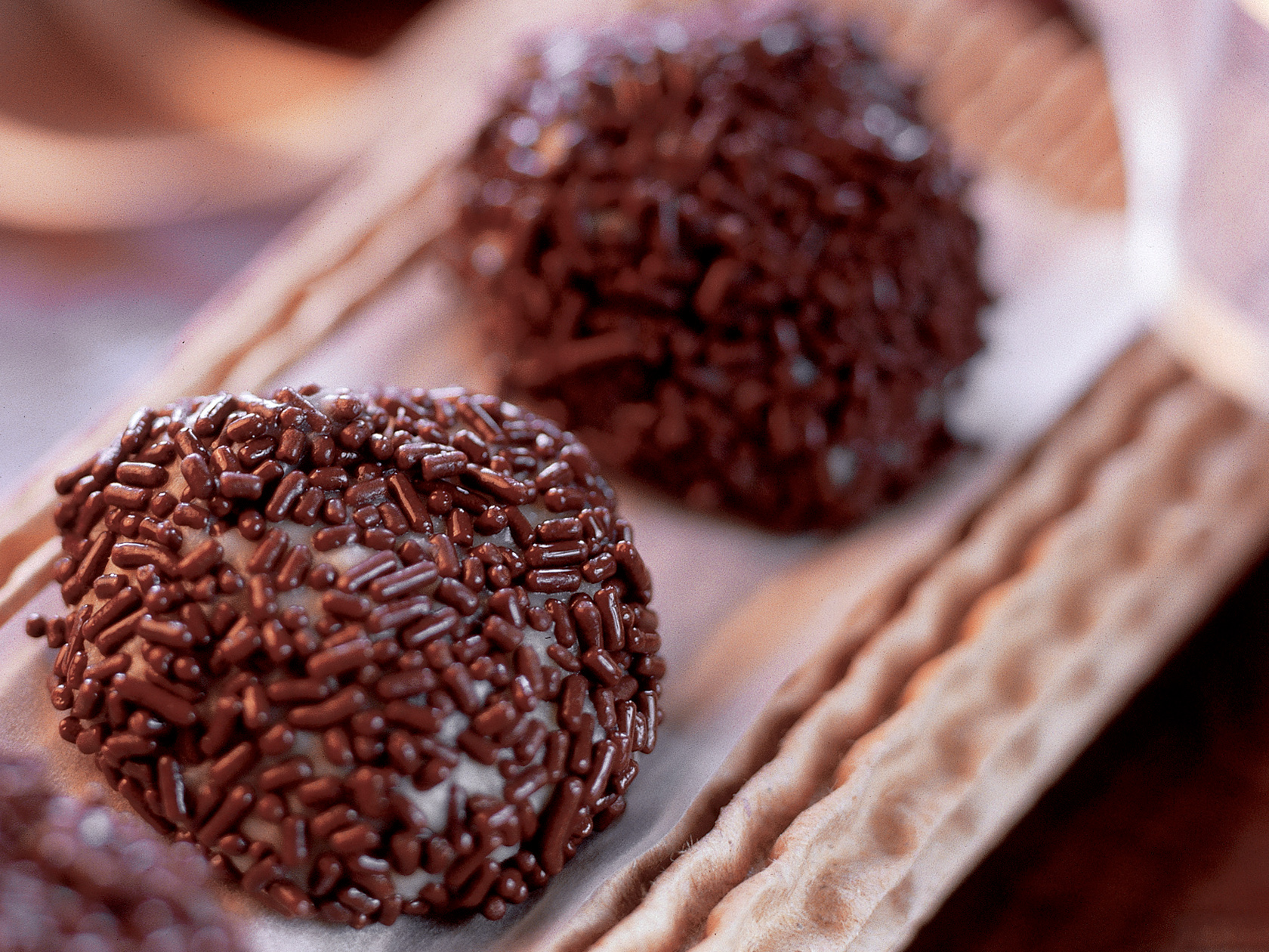 Appelsiinivalkosuklaatryffelit