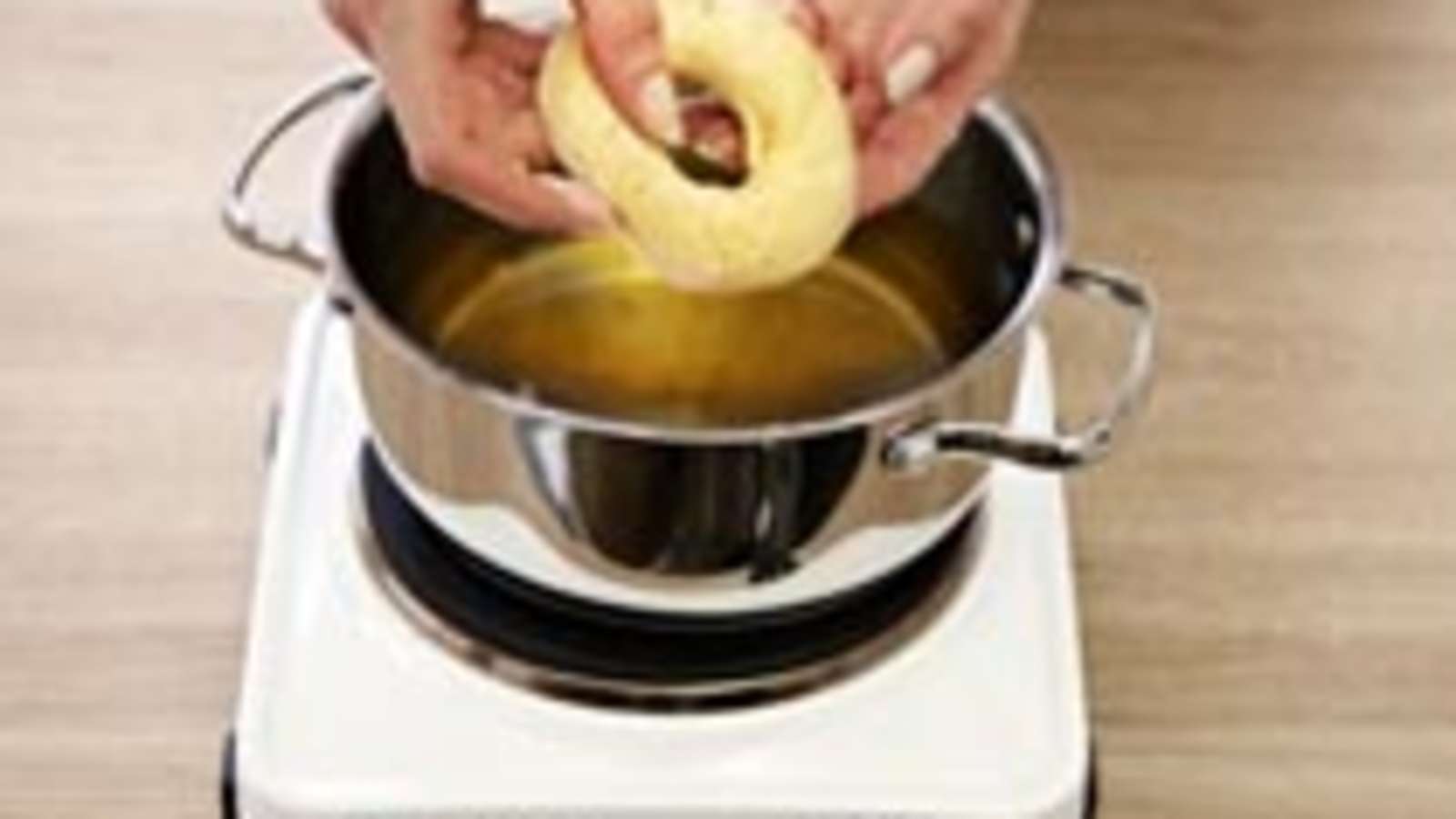 Paina pullaan sormella reikä ja pyörittele reikä parin sormen avulla hieman suuremmaksi.