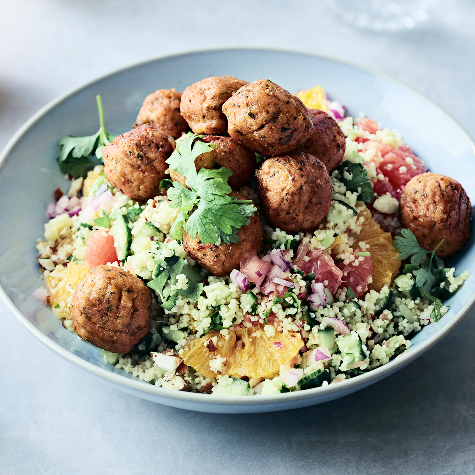 Sitruksinen couscoussalaatti ja falafelit