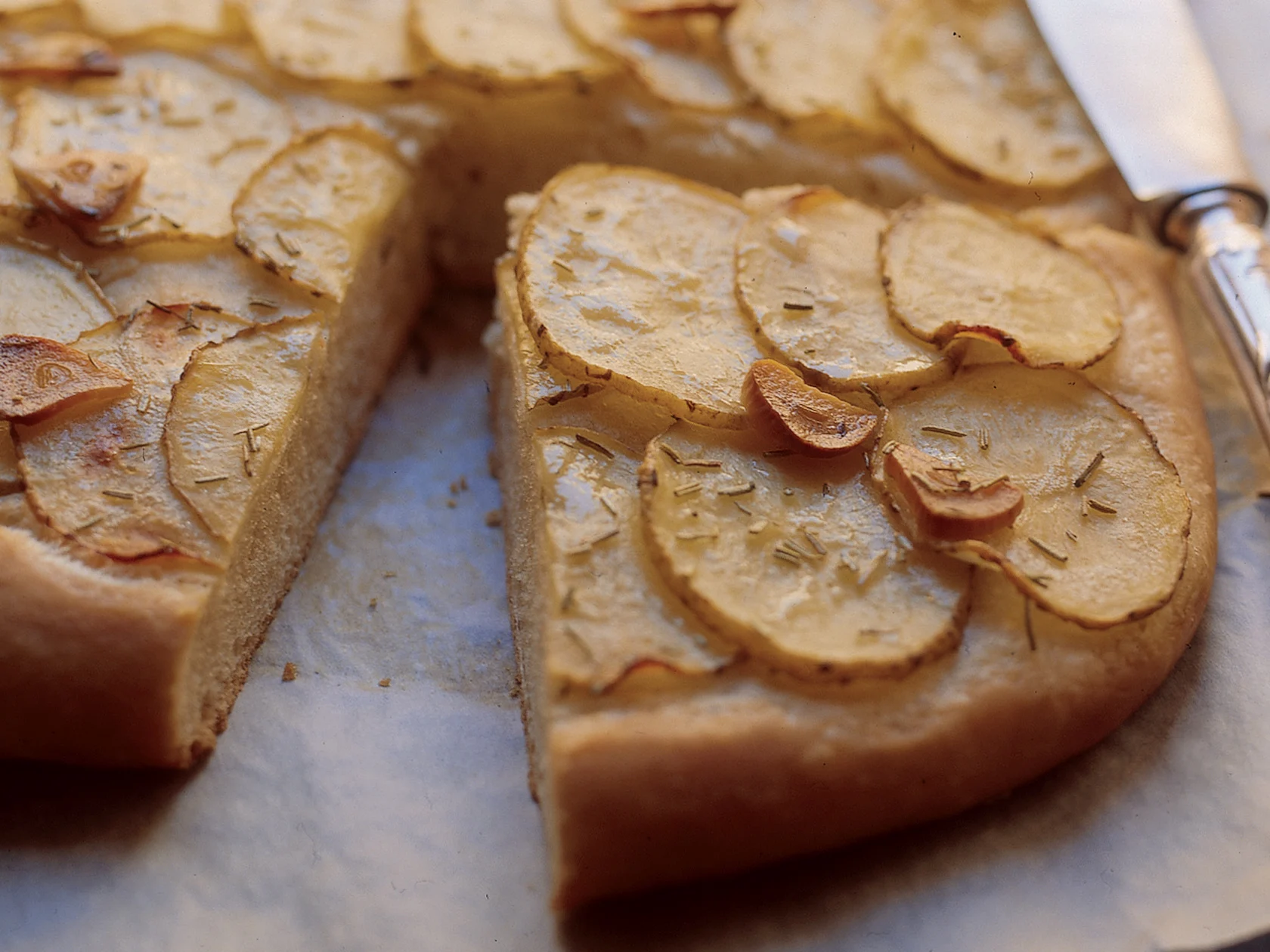 Peruna-valkosipulifocaccia