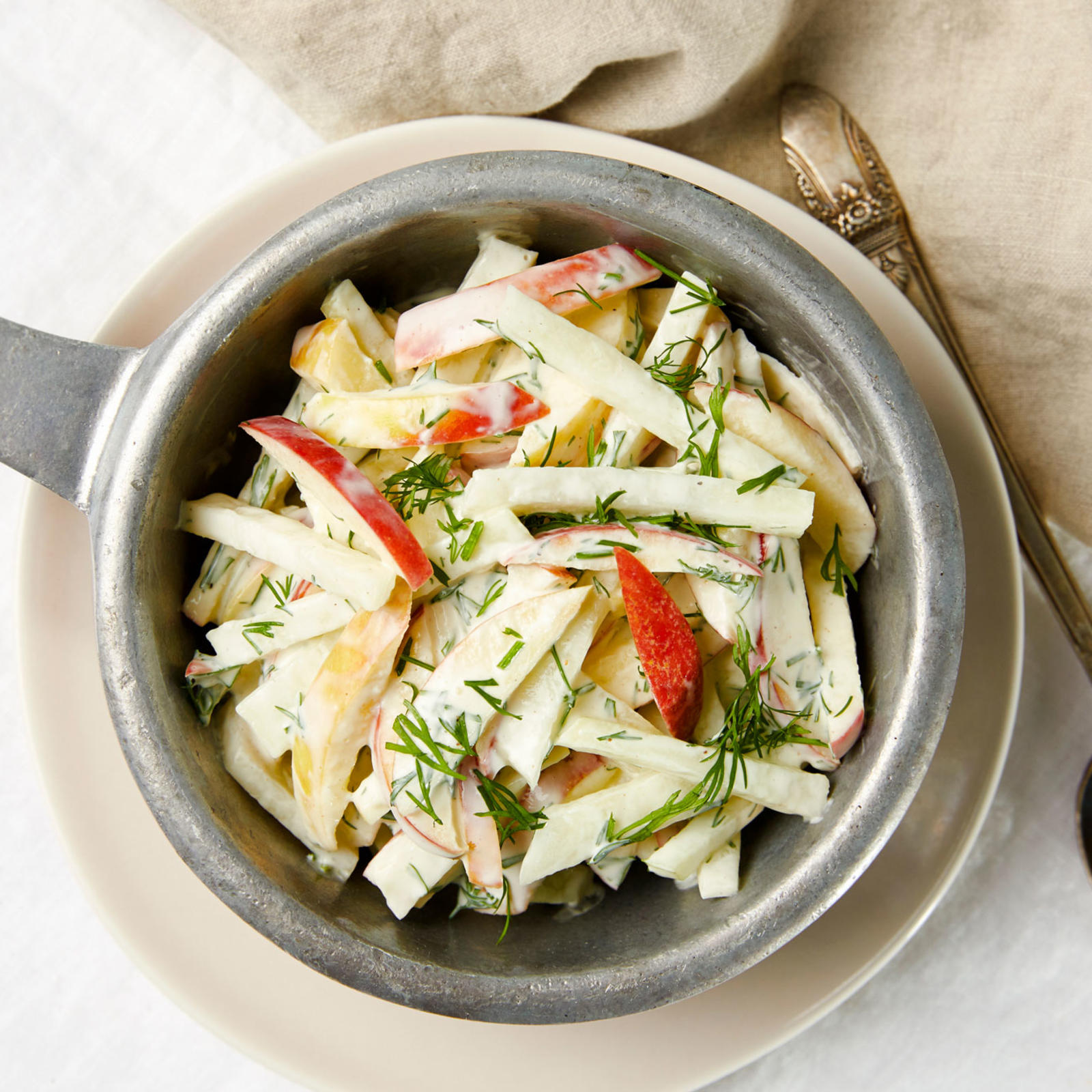 Rapea kyssäkaali-omenasalaatti