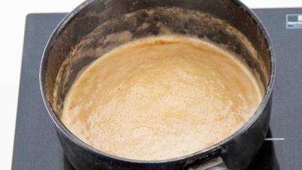 Valmista kastike. Keitä olutta, kermaa ja fondia 5–7 minuuttia. Mausta soijalla ja suurusta kylmään vesitilkkaan sekoitetulla tärkkelysjauholla. Kiehauta.