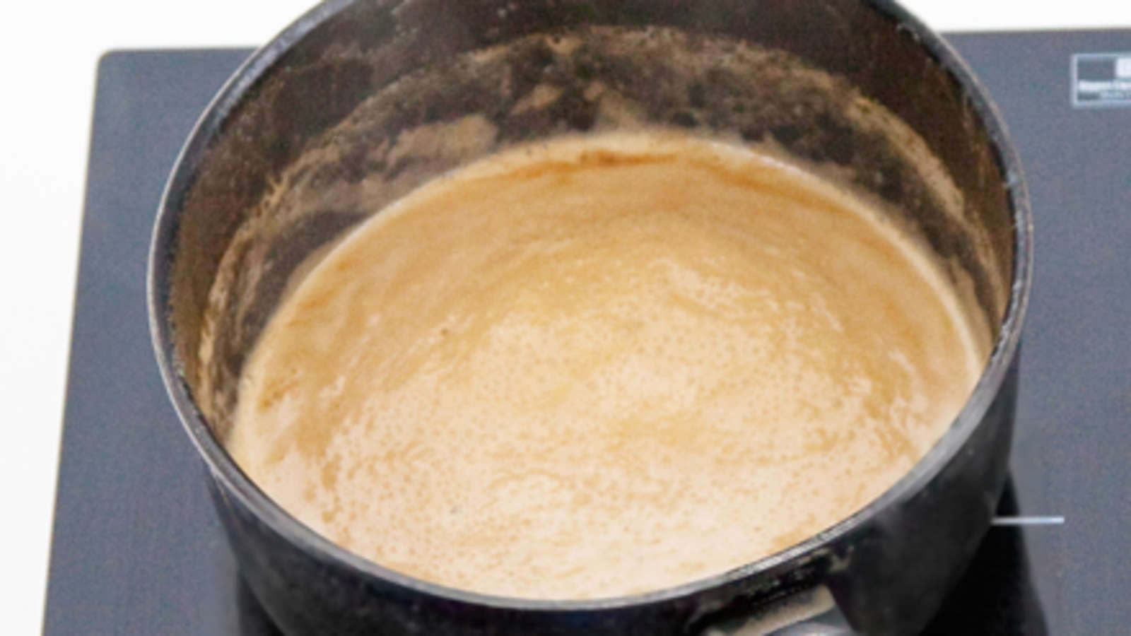 Valmista kastike. Keitä olutta, kermaa ja fondia 5–7 minuuttia. Mausta soijalla ja suurusta kylmään vesitilkkaan sekoitetulla tärkkelysjauholla. Kiehauta.
