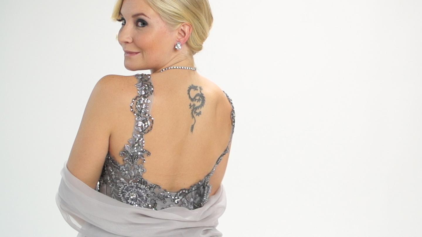 Naisten viisi pukukoodia: smart casual, arkipuku, tumma puku, smokki ja frakki