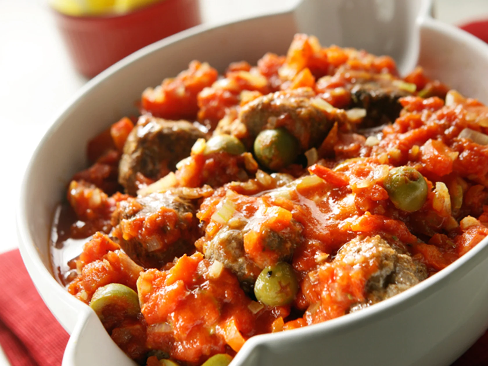 Espanjalaiset lihapyörykät ja tomaatti-oliivikastike