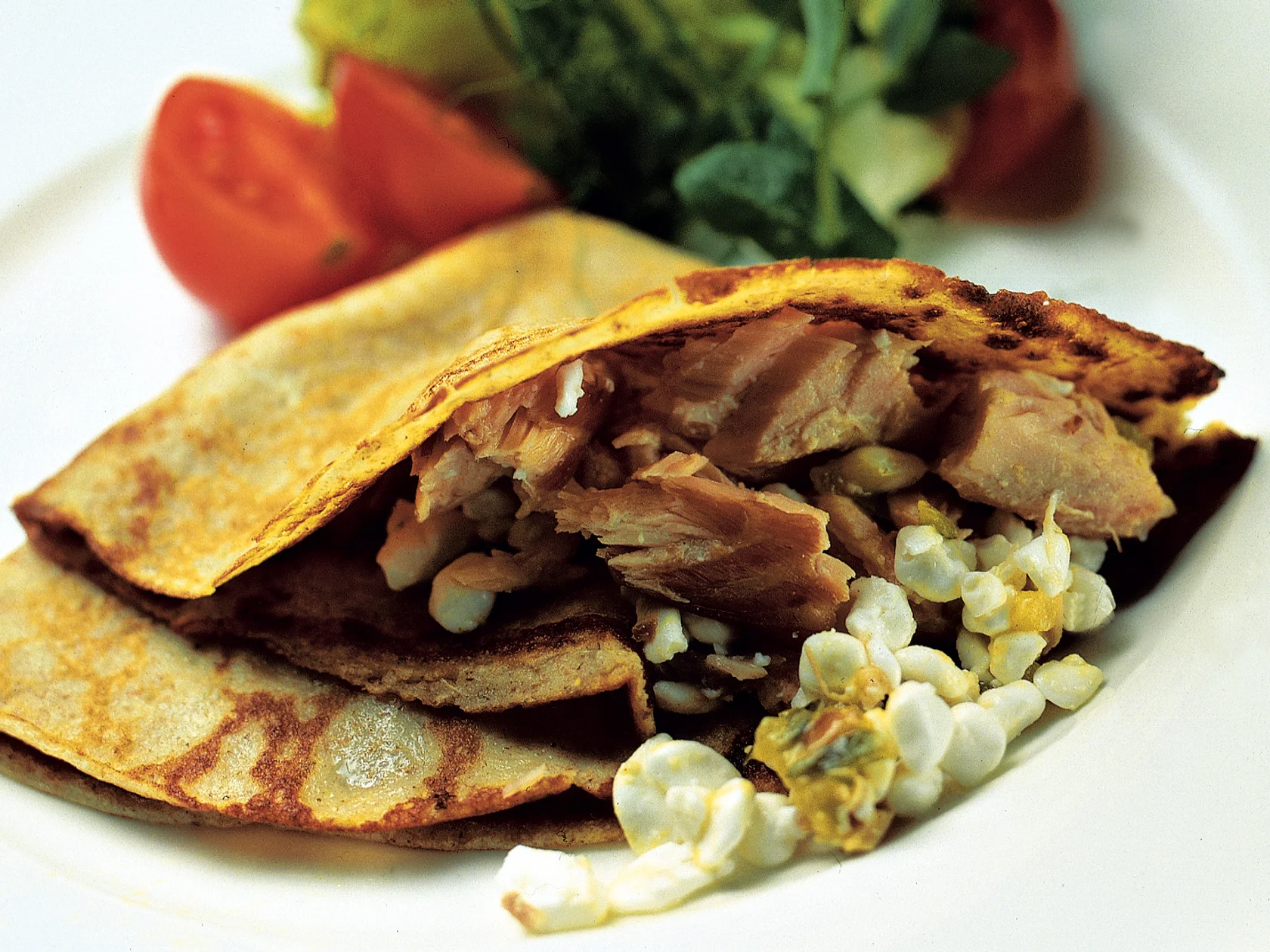 Tonnikalalla täytetyt letut