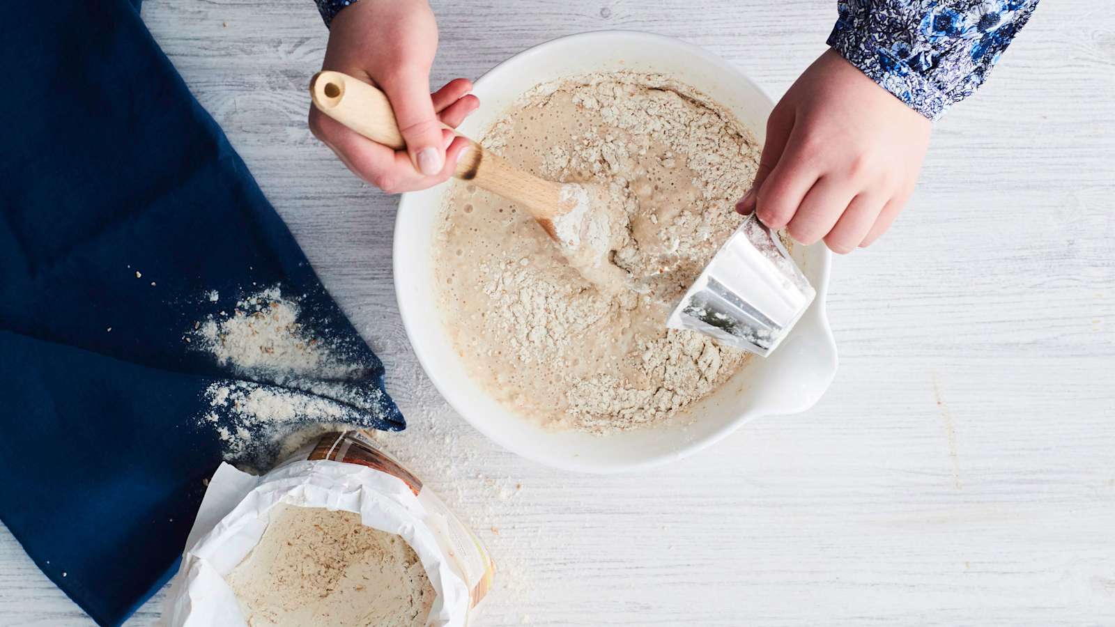 Lisää suola, sokeri ja kaurahiutaleet hiivaveteen.