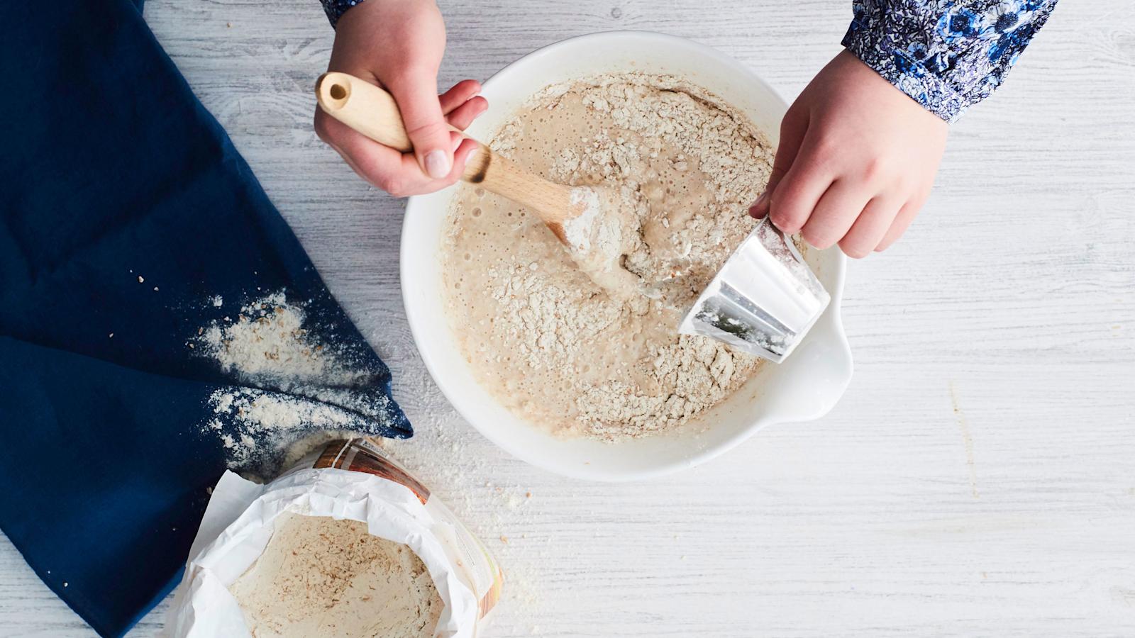 Lisää suola, sokeri ja kaurahiutaleet hiivaveteen.