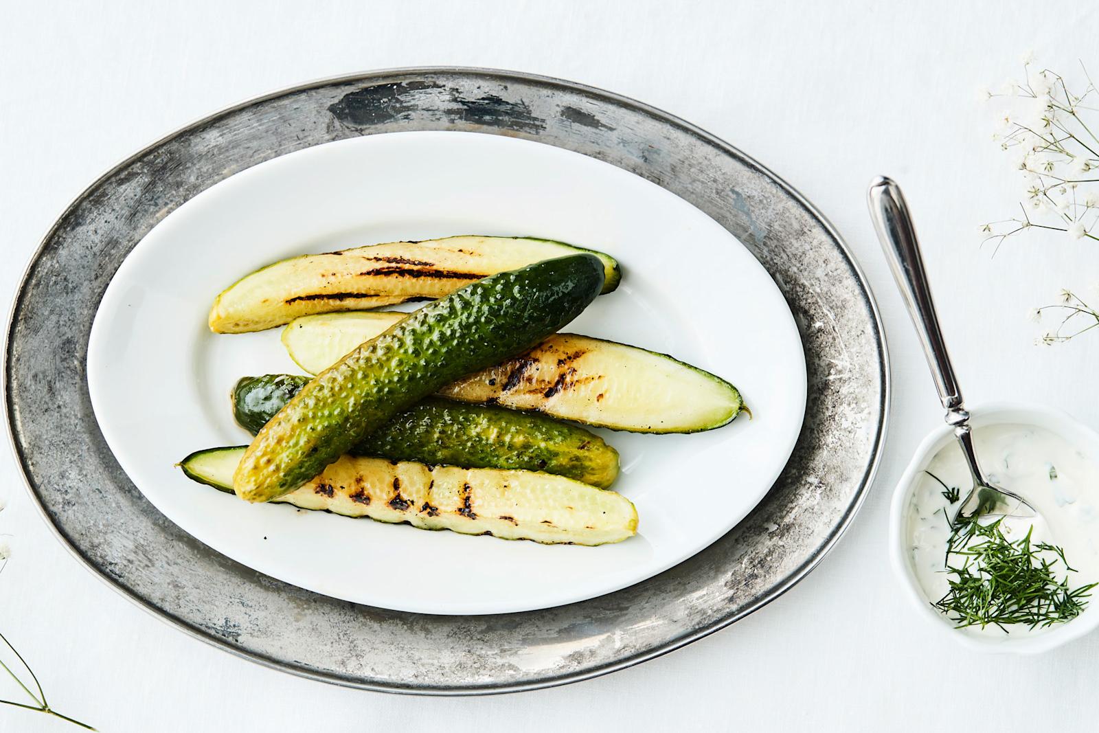 Grillatut avomaankurkut ja piparjuurikastike