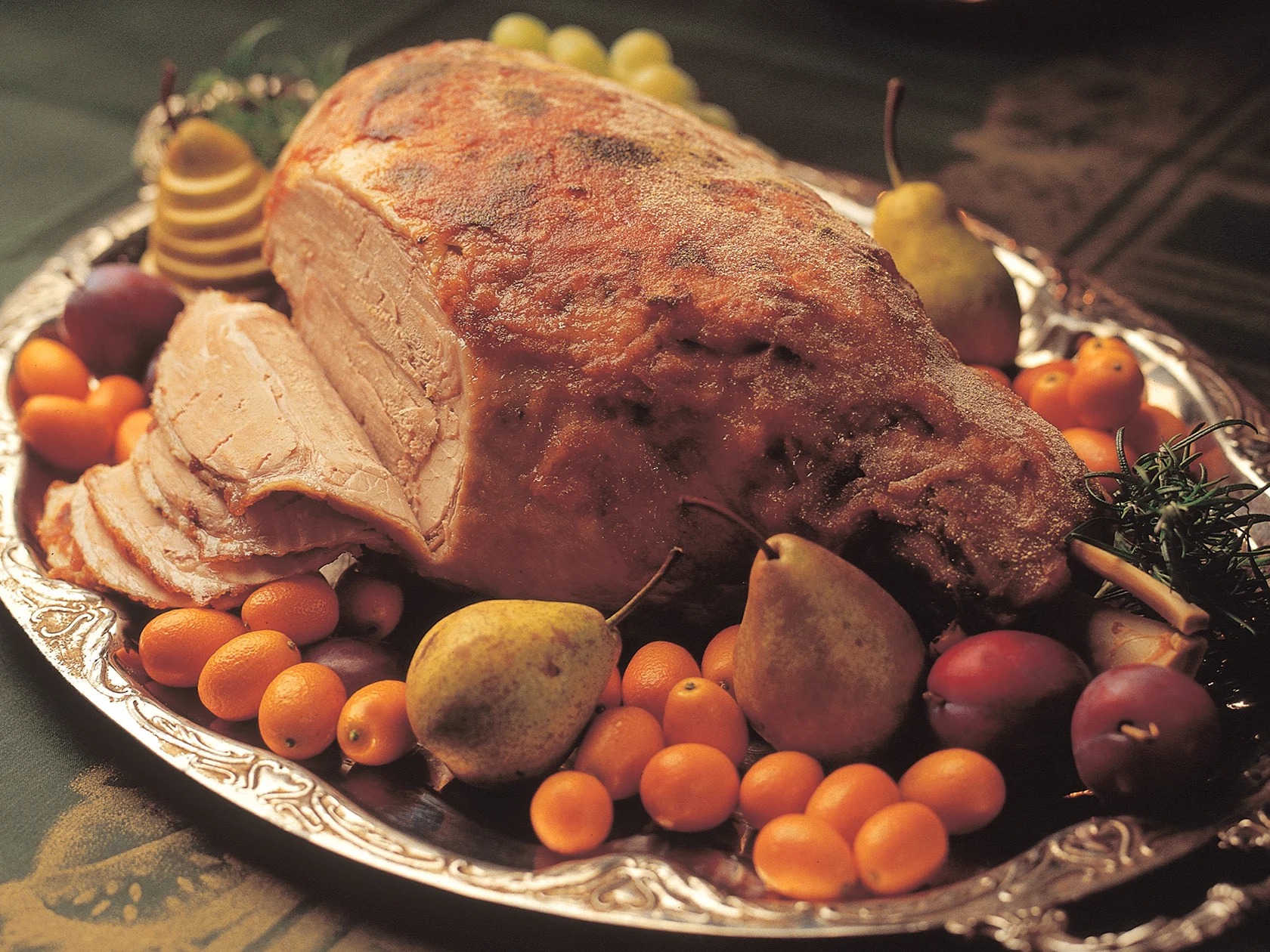 Omenakuorrutettu joulukinkku ja rusinakastike