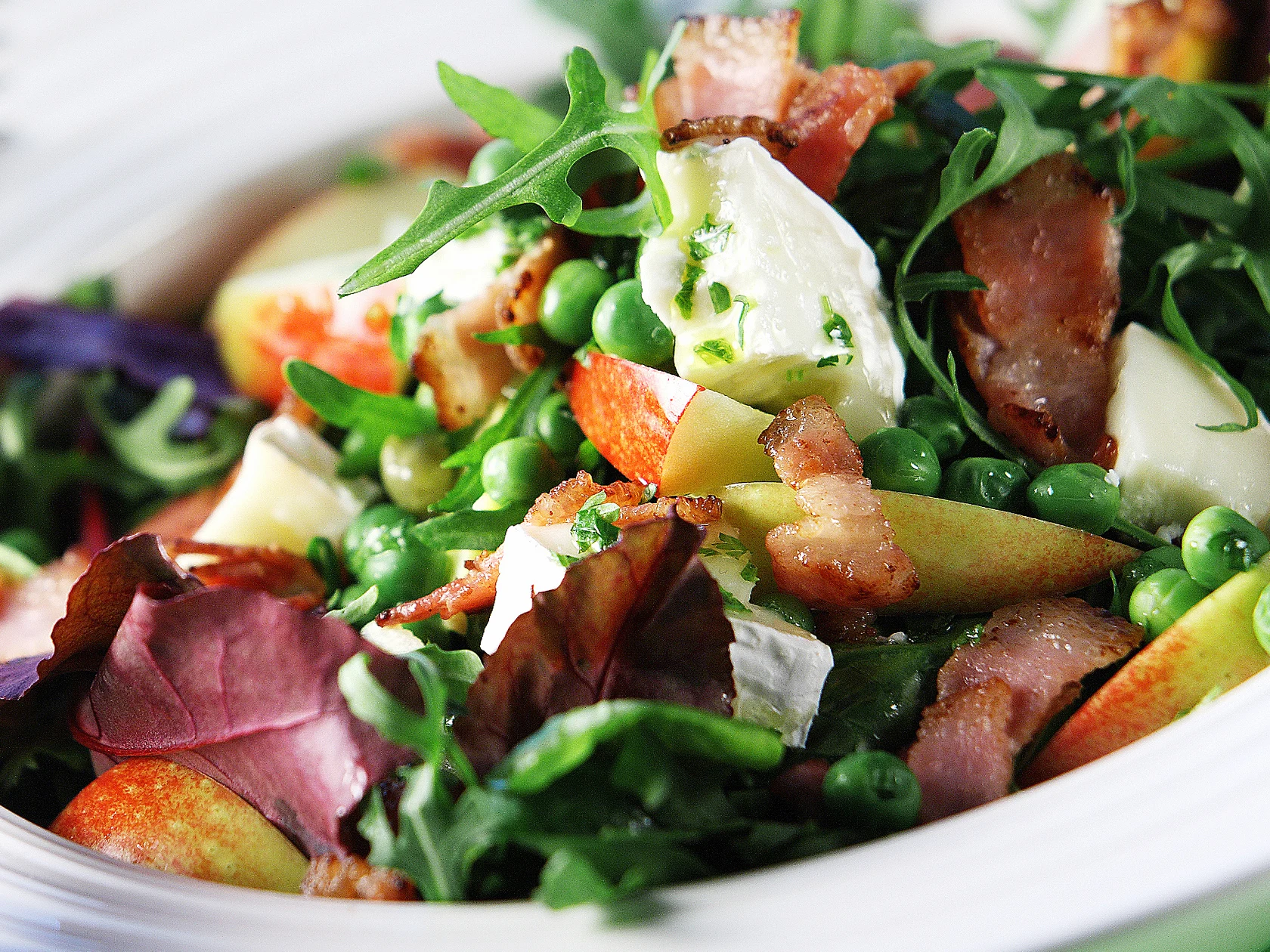 Herne-vuohenjuusto-pekonisalaatti