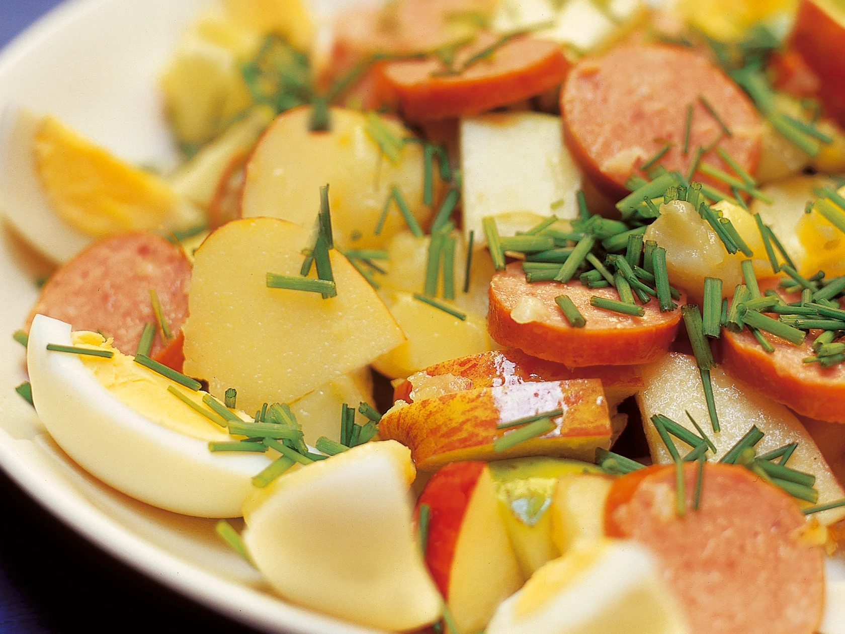 Perunainen makkarasalaatti