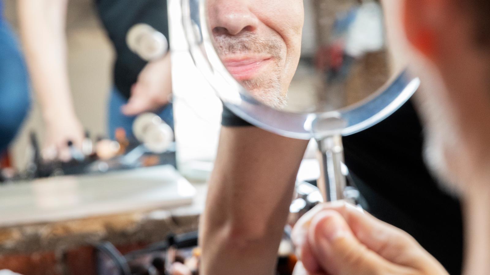 Jari katsoo itseään peilistä ennen muuttumisleikin alkamista