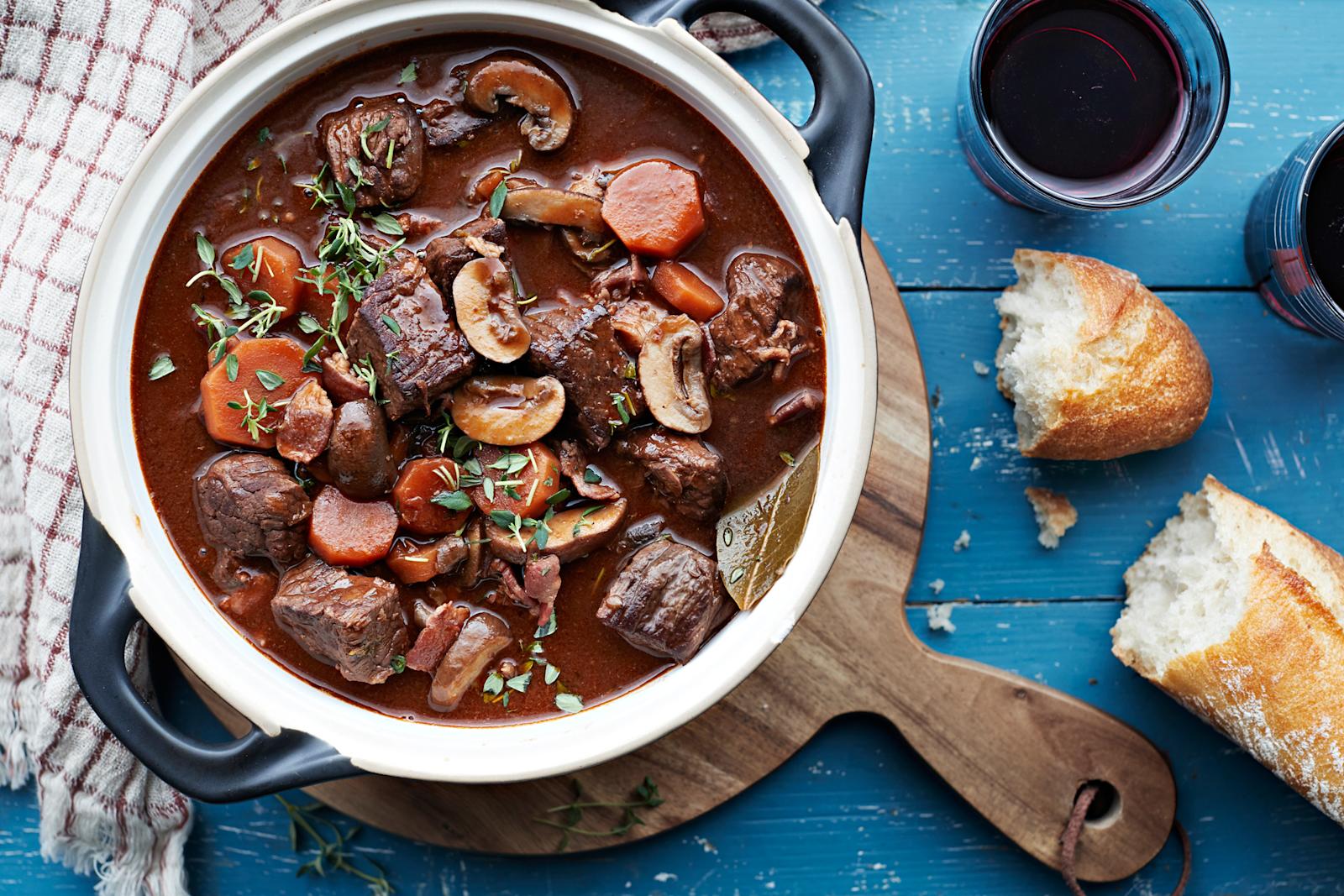 Burgundinpata uunivuoassa. Vieressä patonki, liina ja kaksi lasia.