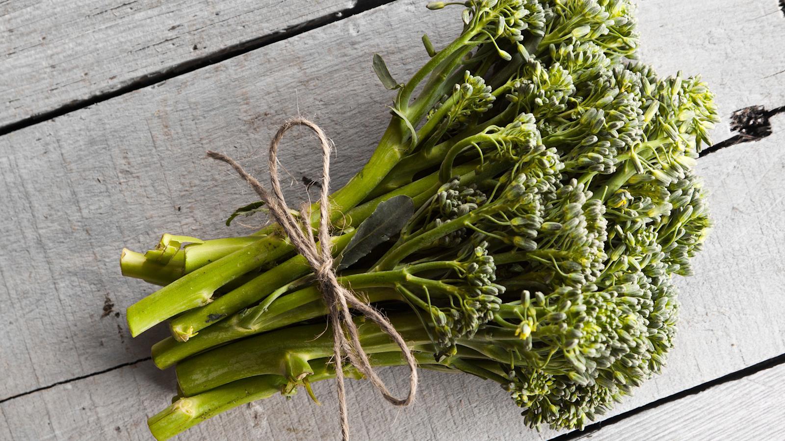 Broccolini on parsakaalin pidempi ja hoikempi pikkuserkku, parsakaalin ja härmekaalin risteytys.