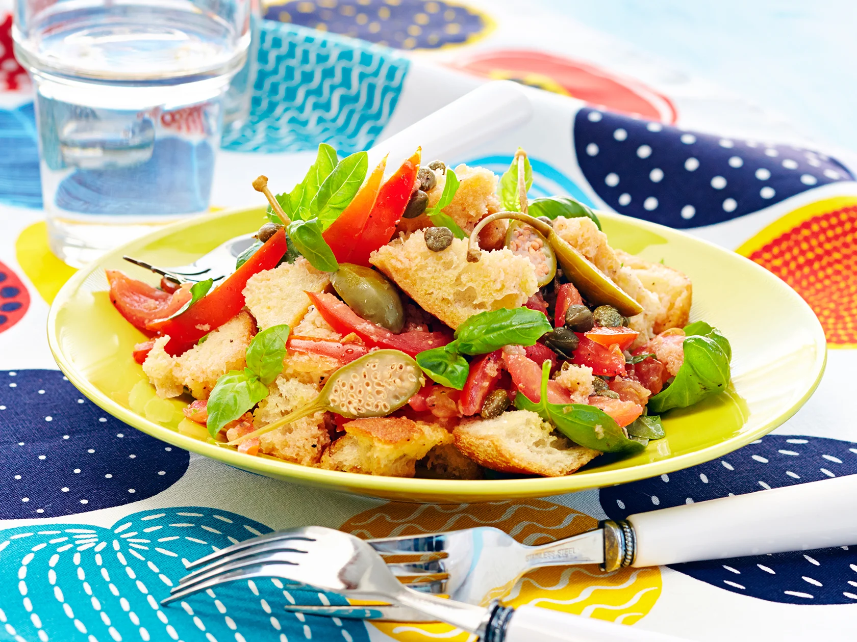 Helppo panzanella-salaatti