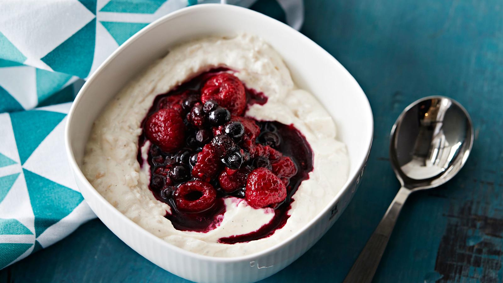 Vanilja-kaurarahka ja lämpimät marjat