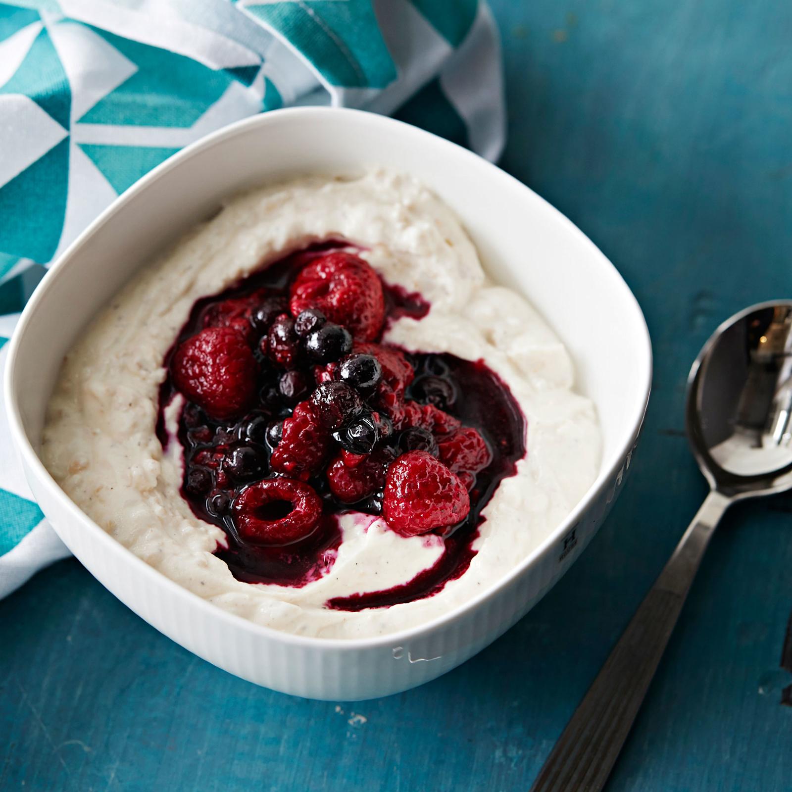 Vanilja-kaurarahka ja lämpimät marjat