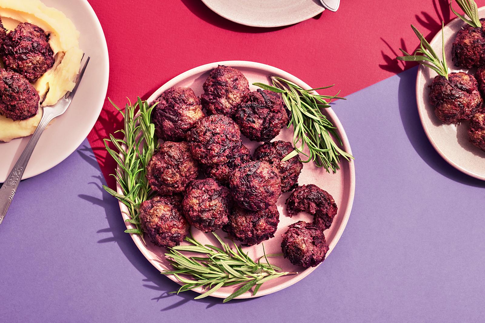 Lindströmin lihapullia lautasella rosmariinin oksilla koristeltuna. Vieressä lautanen, jossa perunamuusia, lihapullia ja haarukka sekä pienempi lautanen, jossa pelkkiä lihapullia.