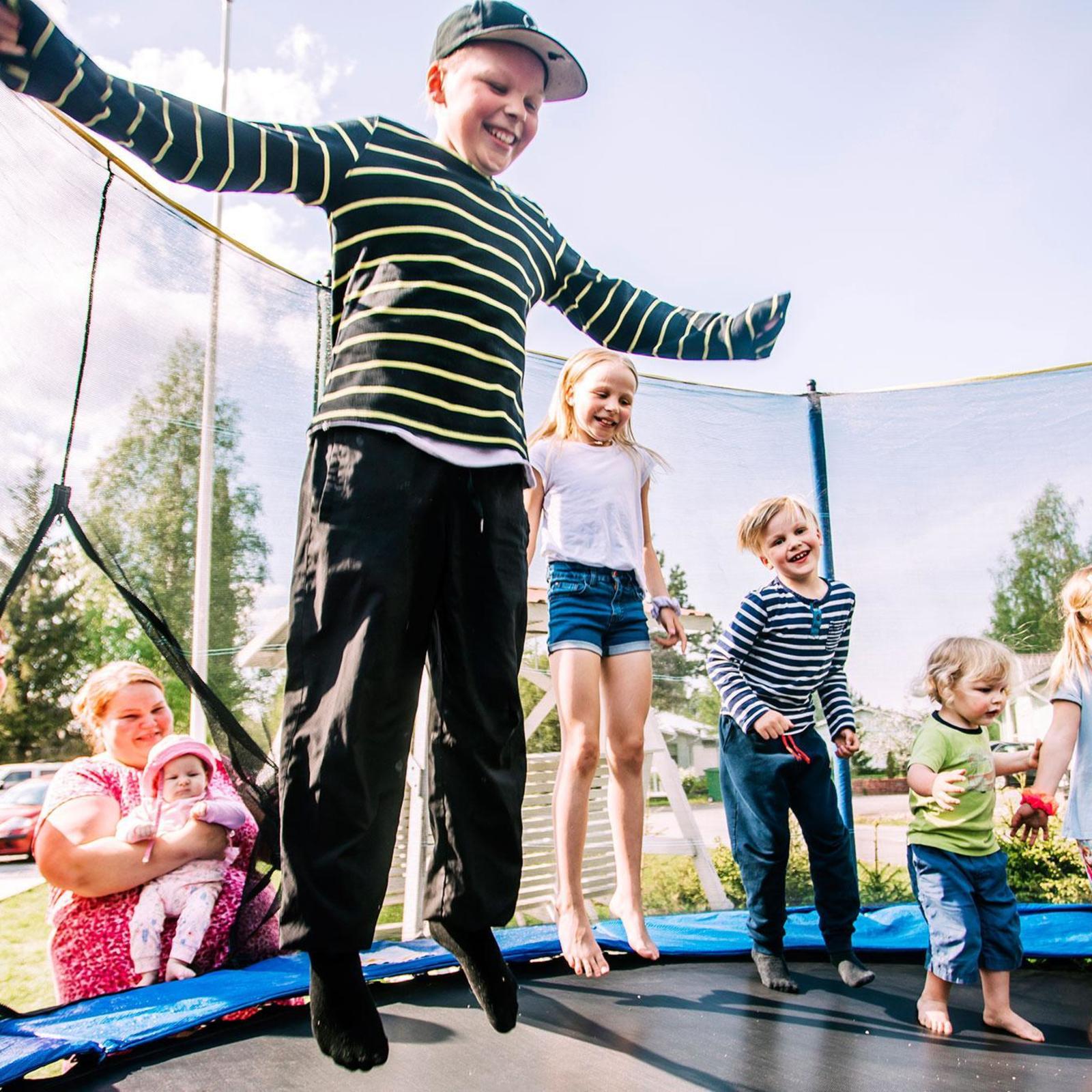 Lapset trampoliinilla