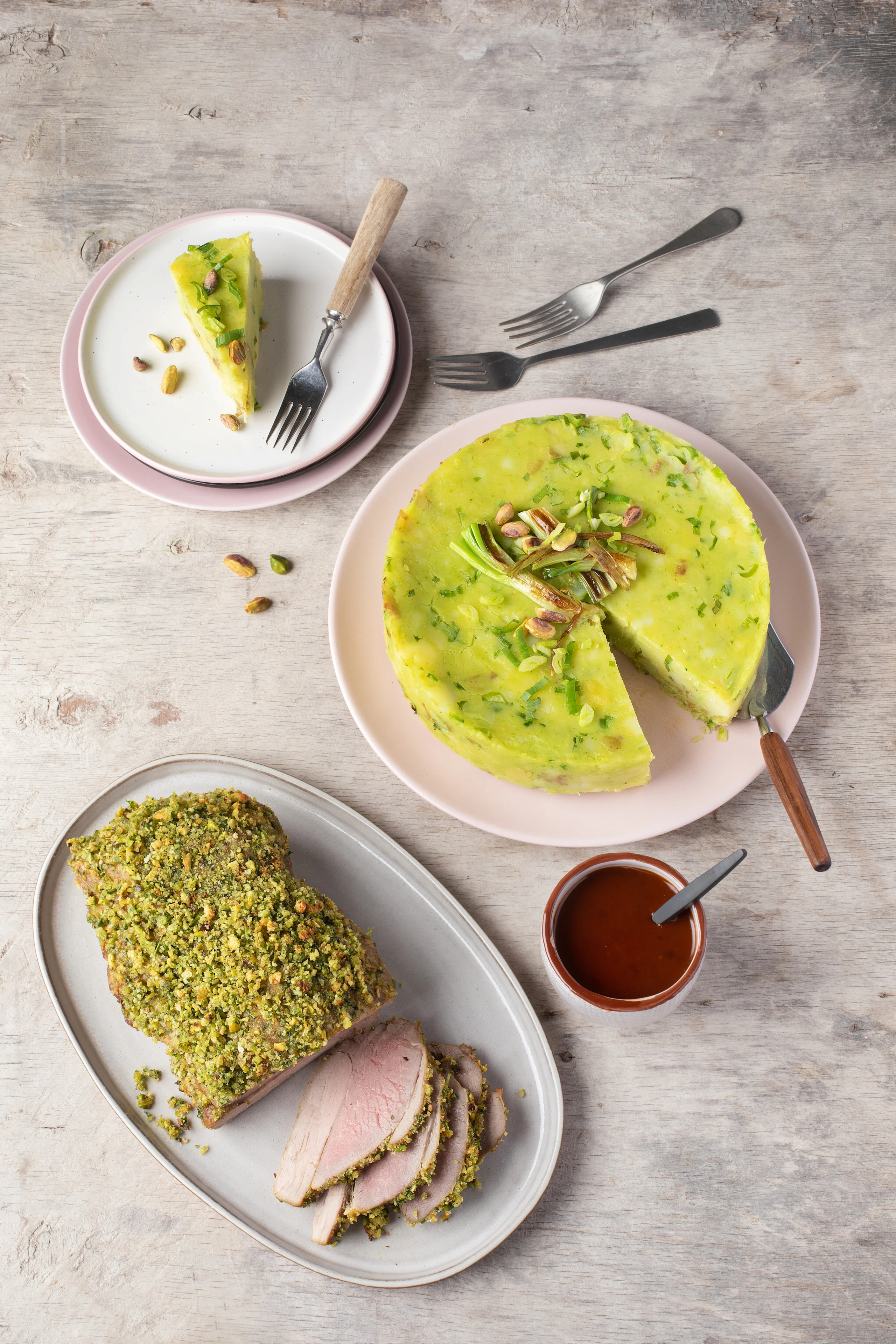 Pistaasikuorrutettu karitsanpaisti, kevätsipuli-perunakakku ja Kulman Keittiön punaviinikastiketta