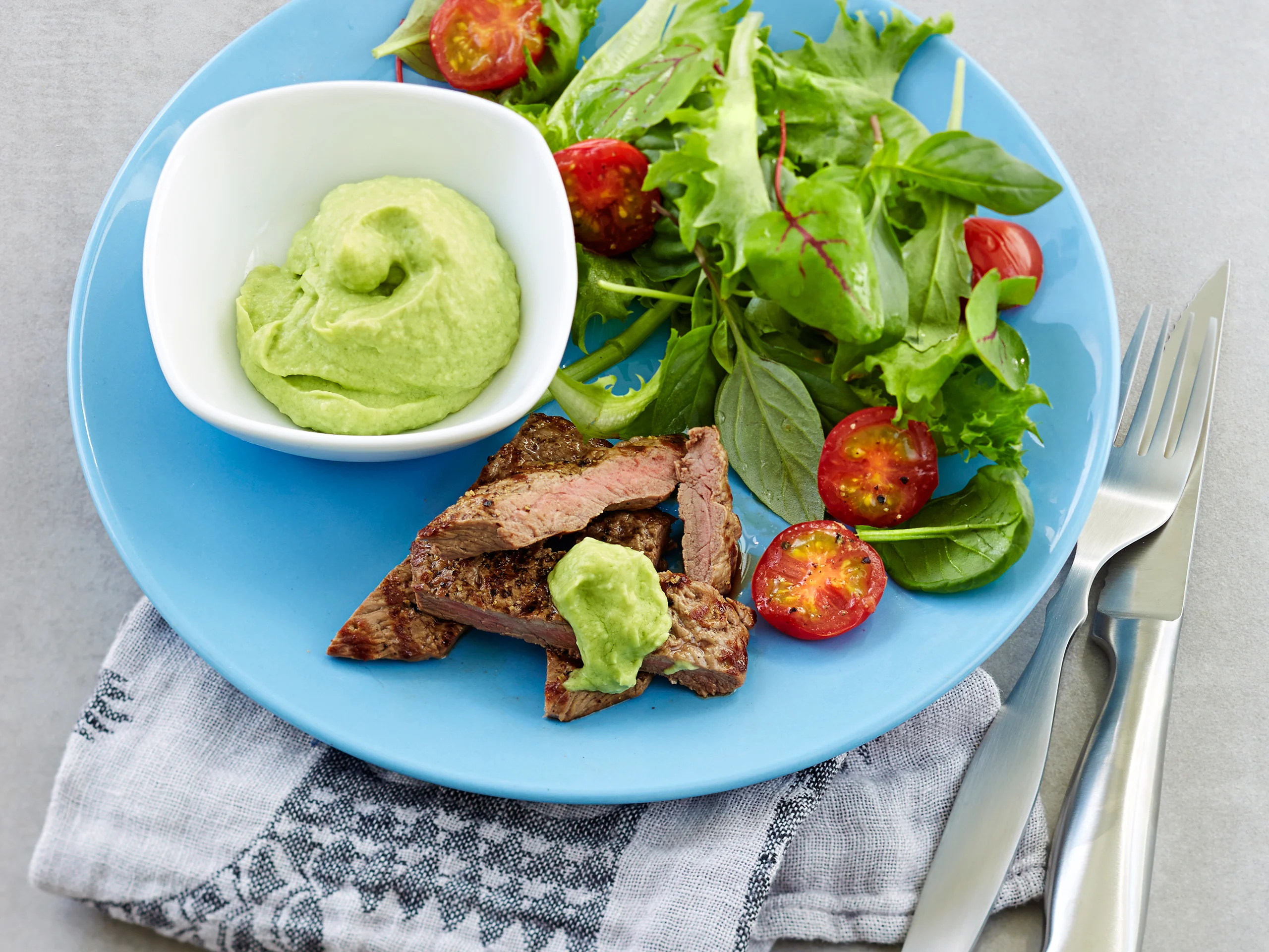 Lehtipihvit, salaattia ja avokadokastike