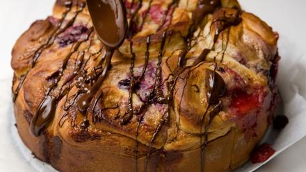 Sulata suklaa miedolla teholla mikrossa tai vesihauteessa, välillä sekoittaen. Valuta suklaa jäähtyneen kakun päälle. Anna suklaan jähmettyä.