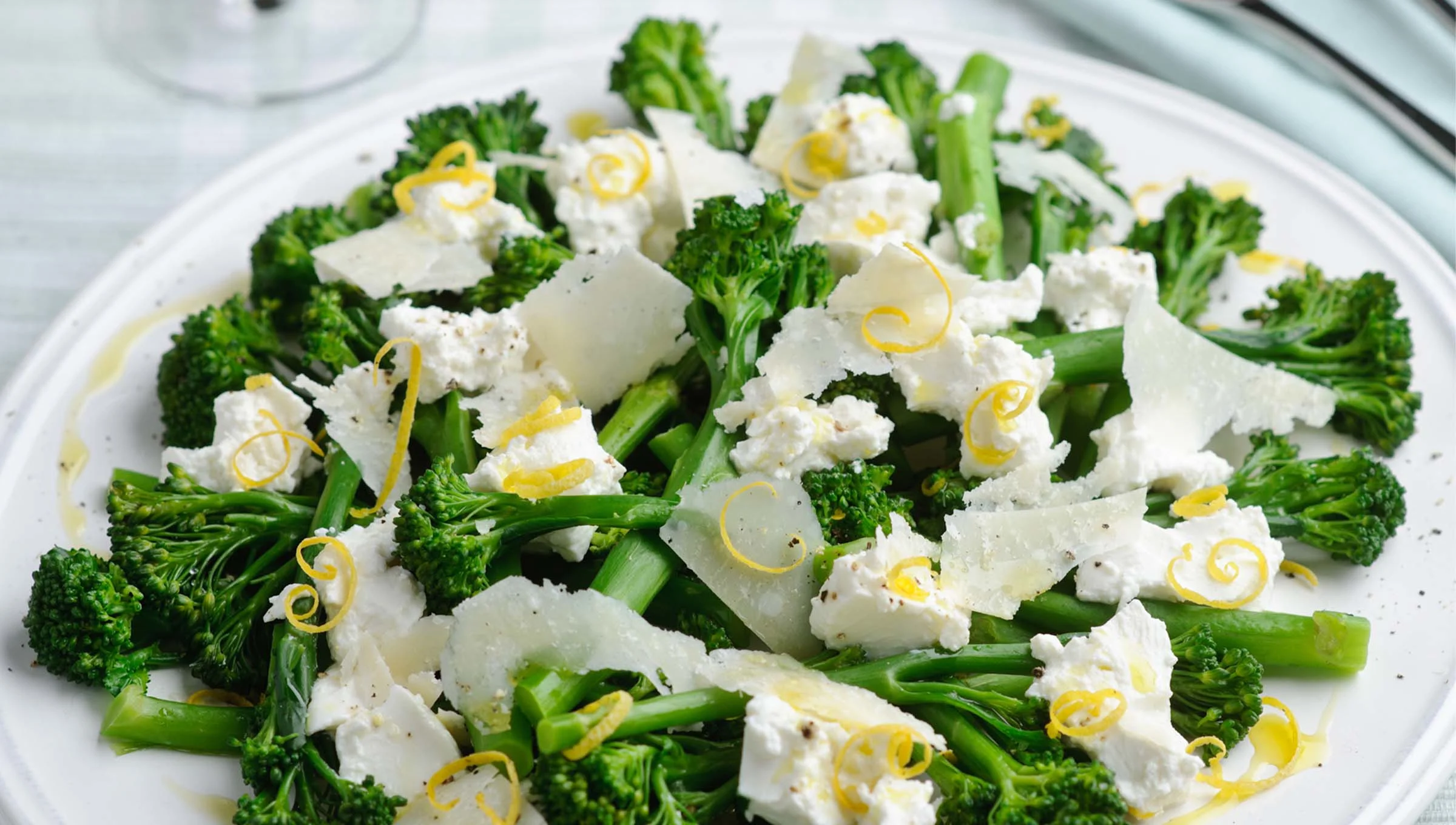 Bimi®-parsakaalia ricottajuuston, sitruunan ja parmesaanin kera