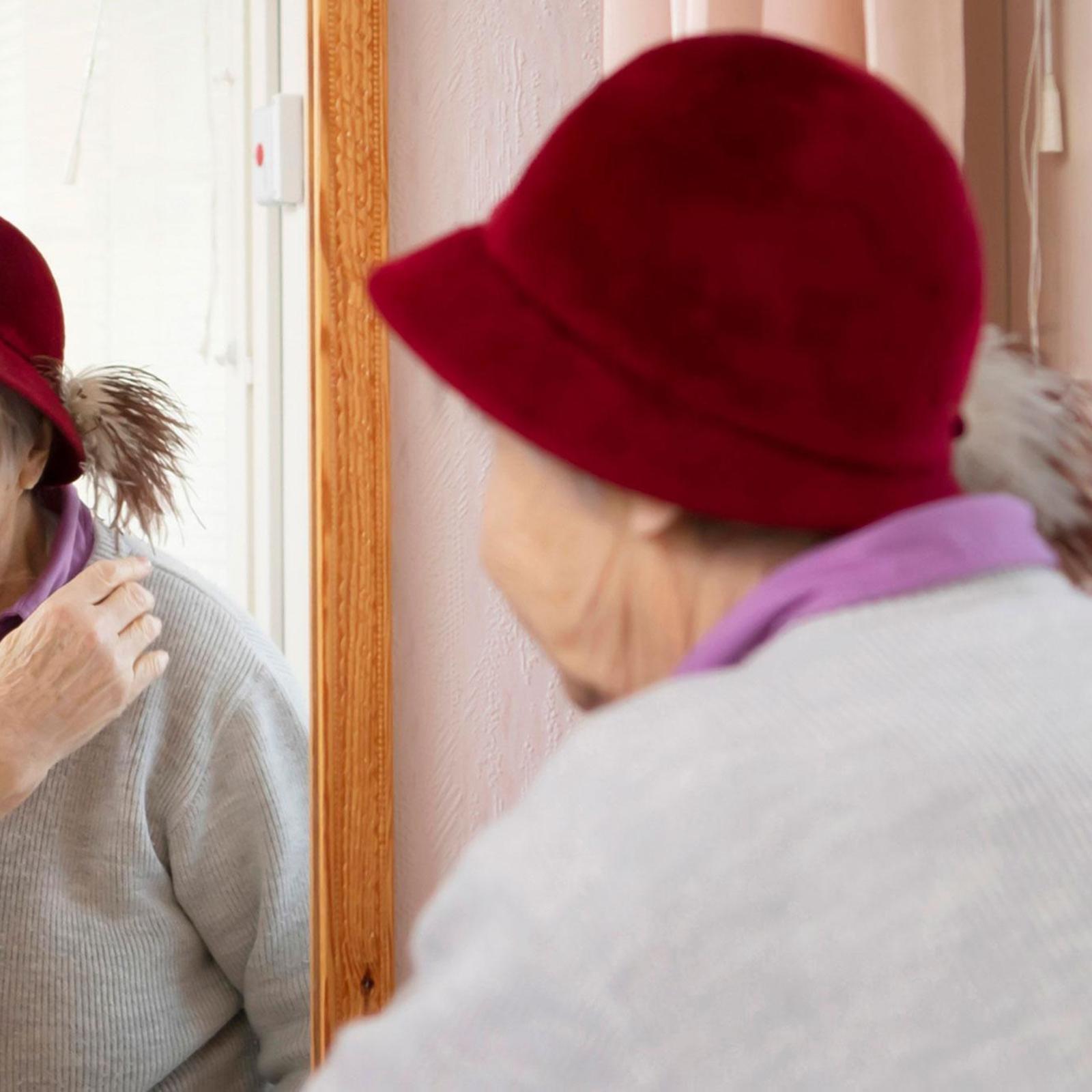 Modistina toimineella Irja Tiaisella on tallessa monia itse tehtyjä, kauniita hattuja.