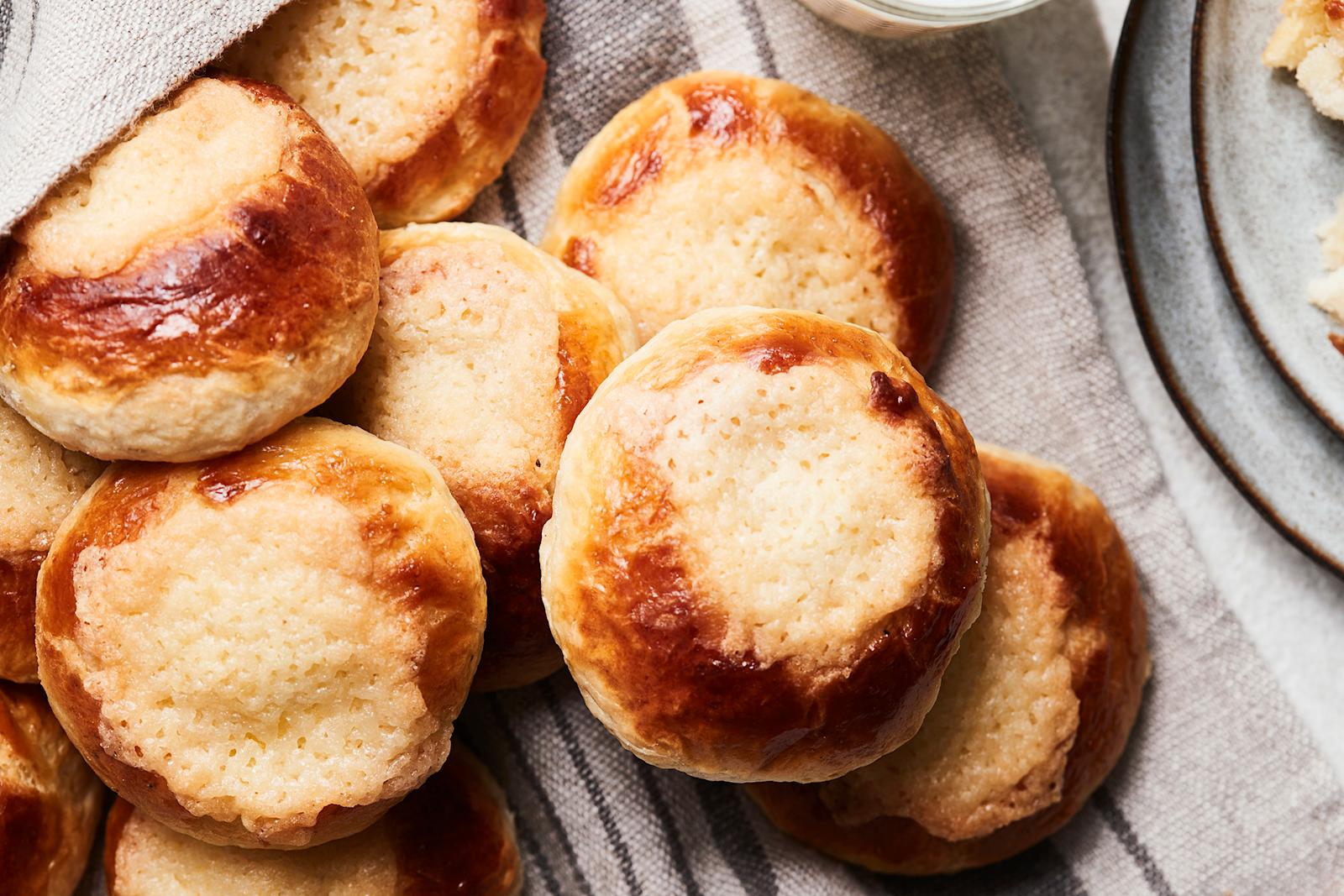 Voisilmäpullat harmaan leivinliinan päällä.