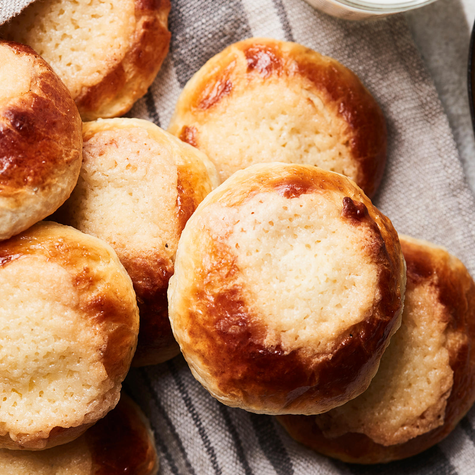 Voisilmäpullat harmaan leivinliinan päällä.