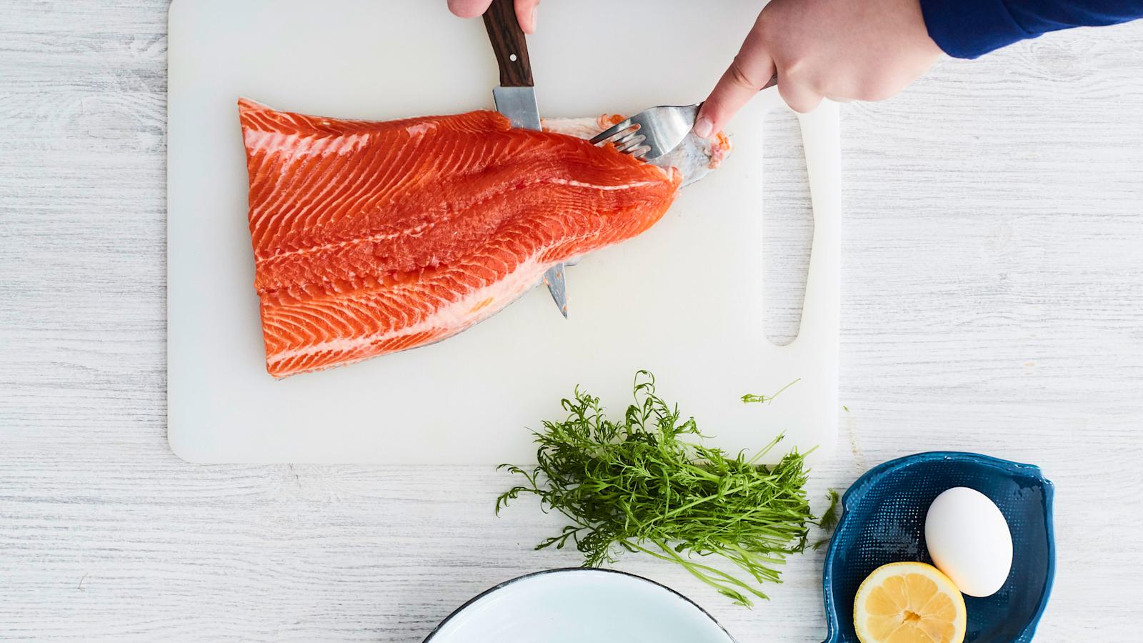 Laita lohifilee leikkuulaudalla nahkapuoli alaspäin. Pidä haarukalla lujasti kiinni fileen kapeasta päästä.