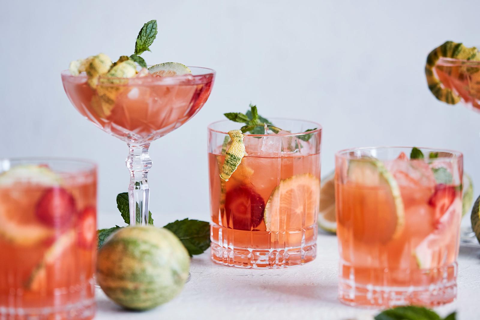 Pinkki mansikka-sitruunajuoma