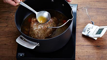 Nosta paisti pataan. Kuori vaahto pois. Keitä paistia reilu tunti tai kunnes mittari näyttää noin 72 astetta. Valele liemellä ja kääntele paistia kypsennyksen aikana.