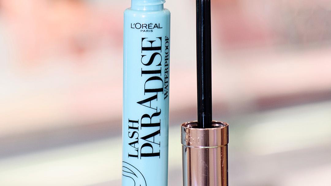 L'Oréal Paris Lash Paradise Waterproof -ripsiväri kuvattuna hohtavan kankaan päällä.