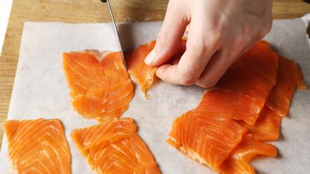 Leikkaa graavilohiviipaleet pieniksi tasakokoisiksi annospaloiksi.