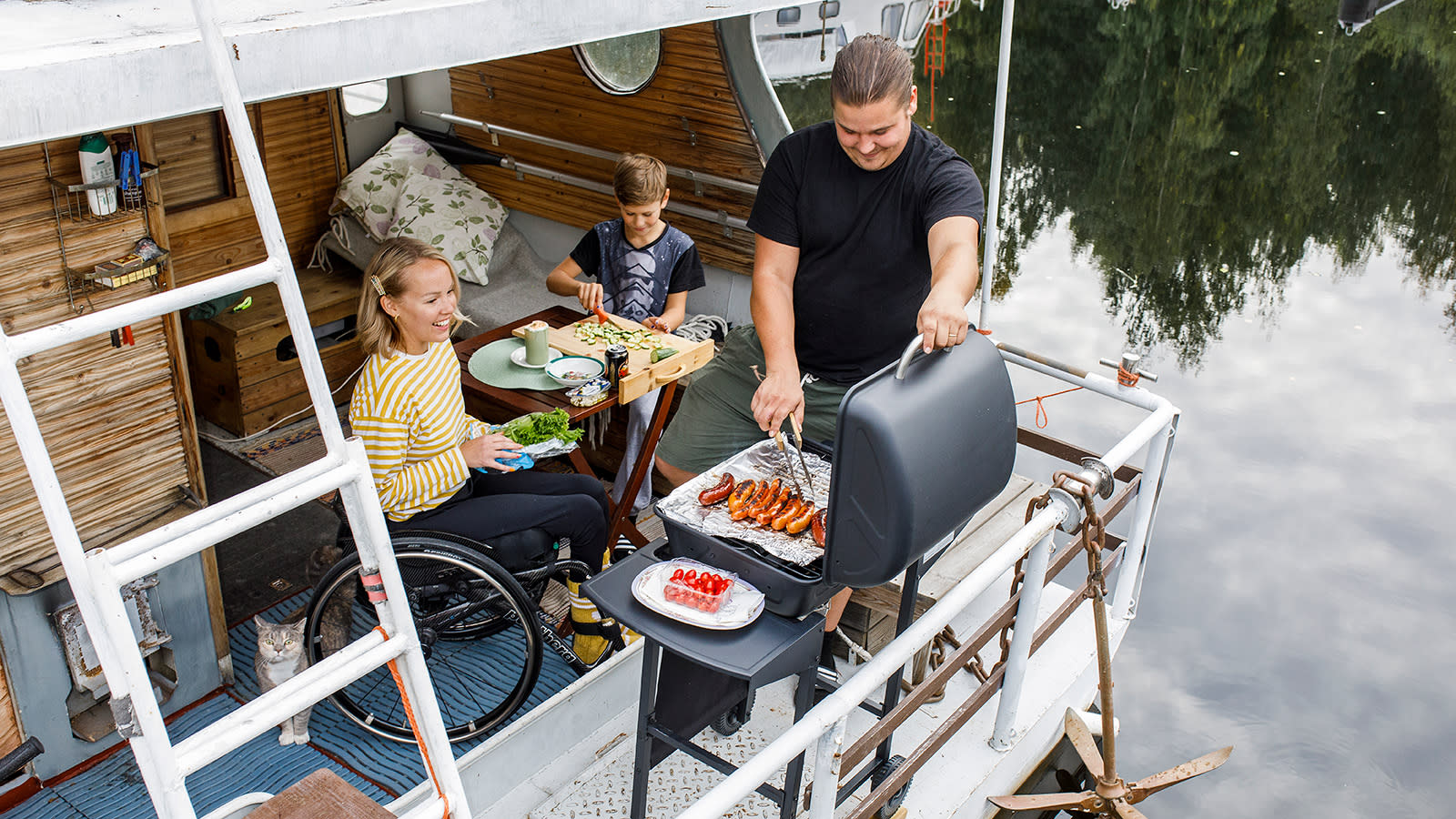 Jasmine, Petri, Aleksi ja Kerttuli-kissa grillaamassa Muuramen satamassa