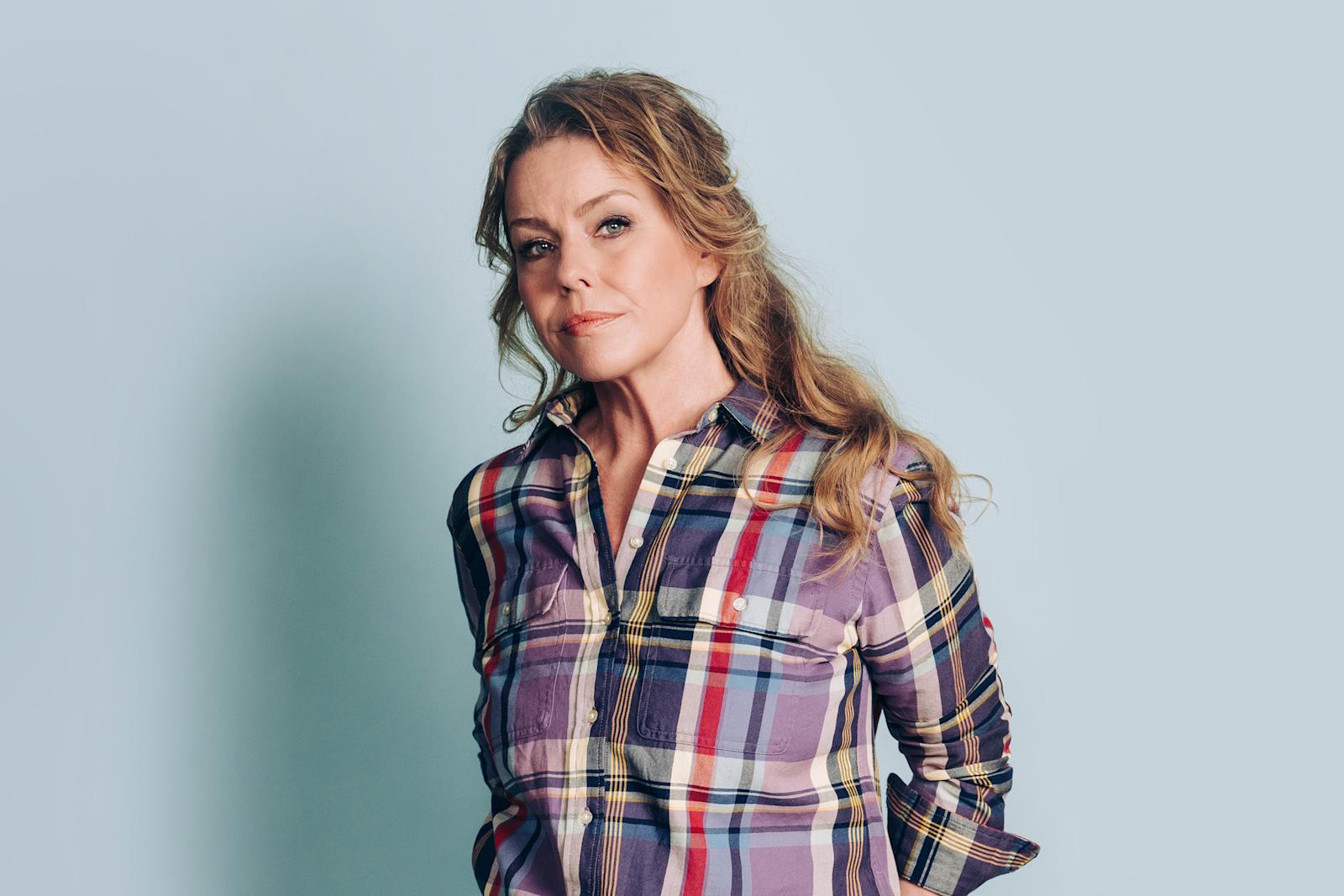 Kuvassa Yhteishyvän päätoimittaja Sanna Suokko ruudullisessa paidassa.