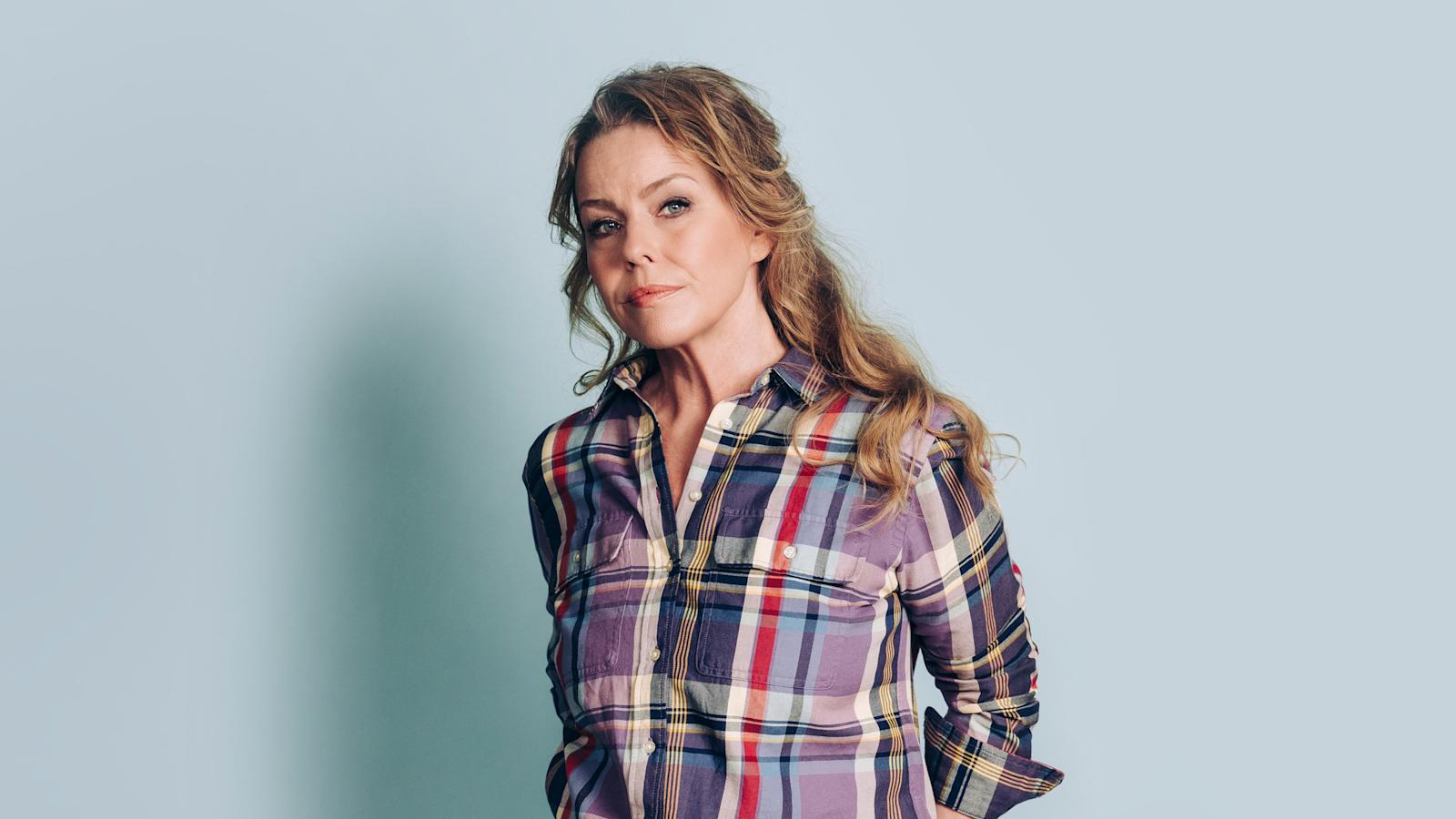 Kuvassa Yhteishyvän päätoimittaja Sanna Suokko ruudullisessa paidassa.