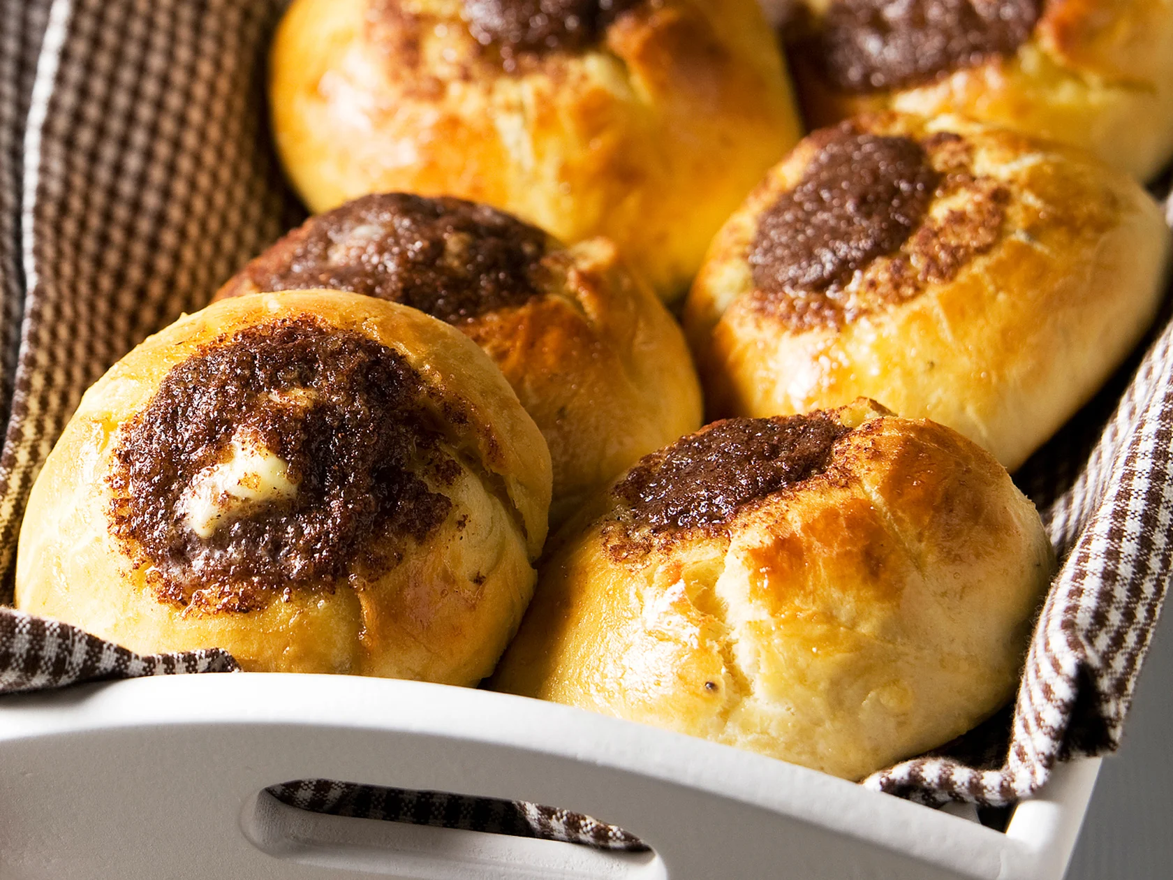 Kaneli-voisilmäpullat