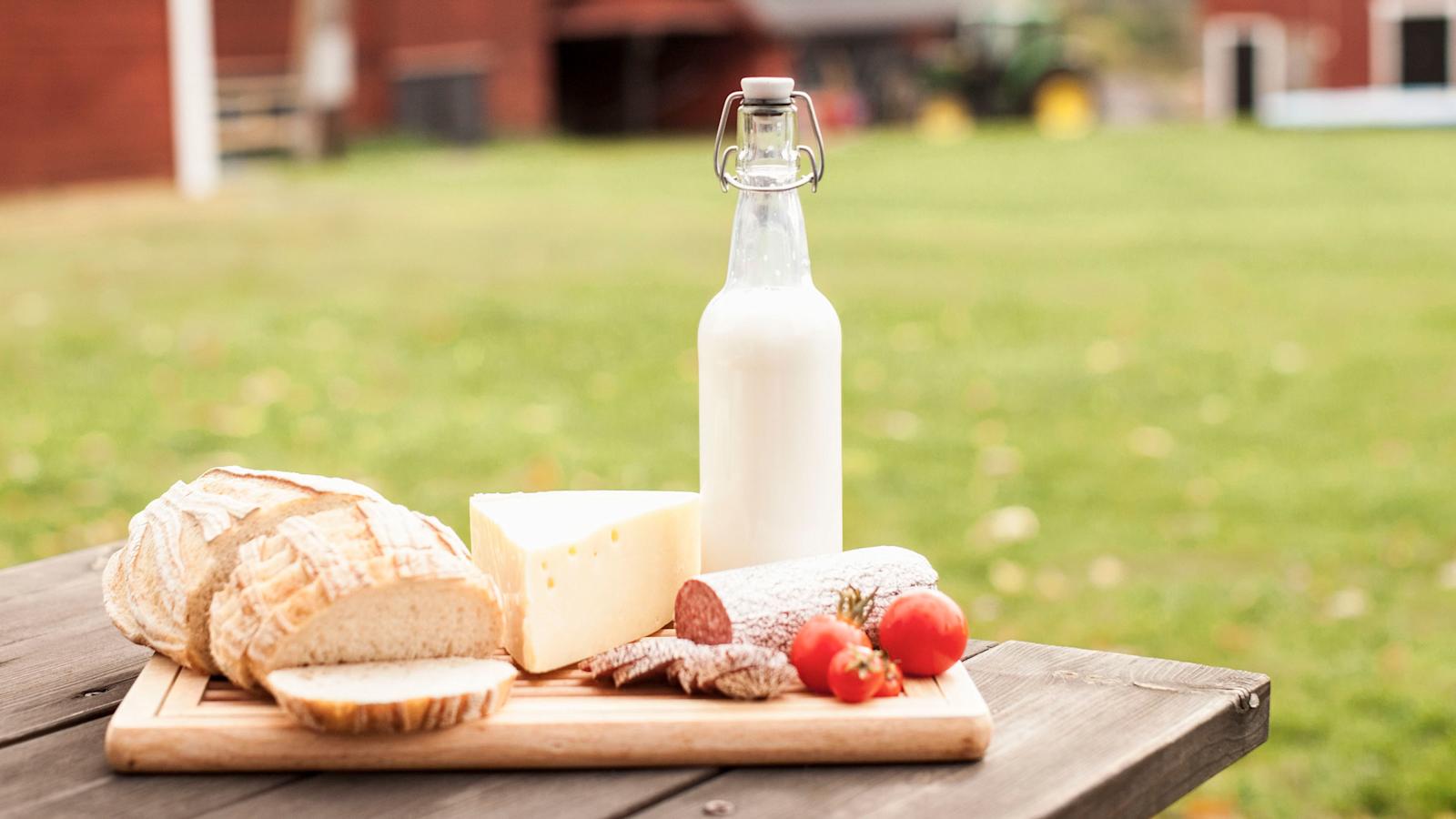 Liha ja maito maistuvat yhä suomalaisille – miehille etenkin liha, naisille maito