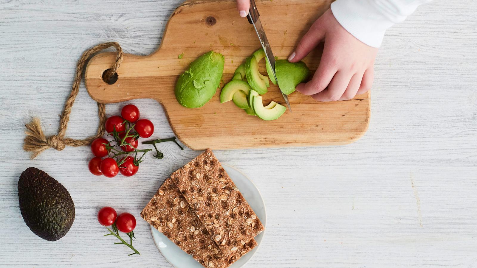 Leikkaa avokado ohuiksi viipaleiksi.