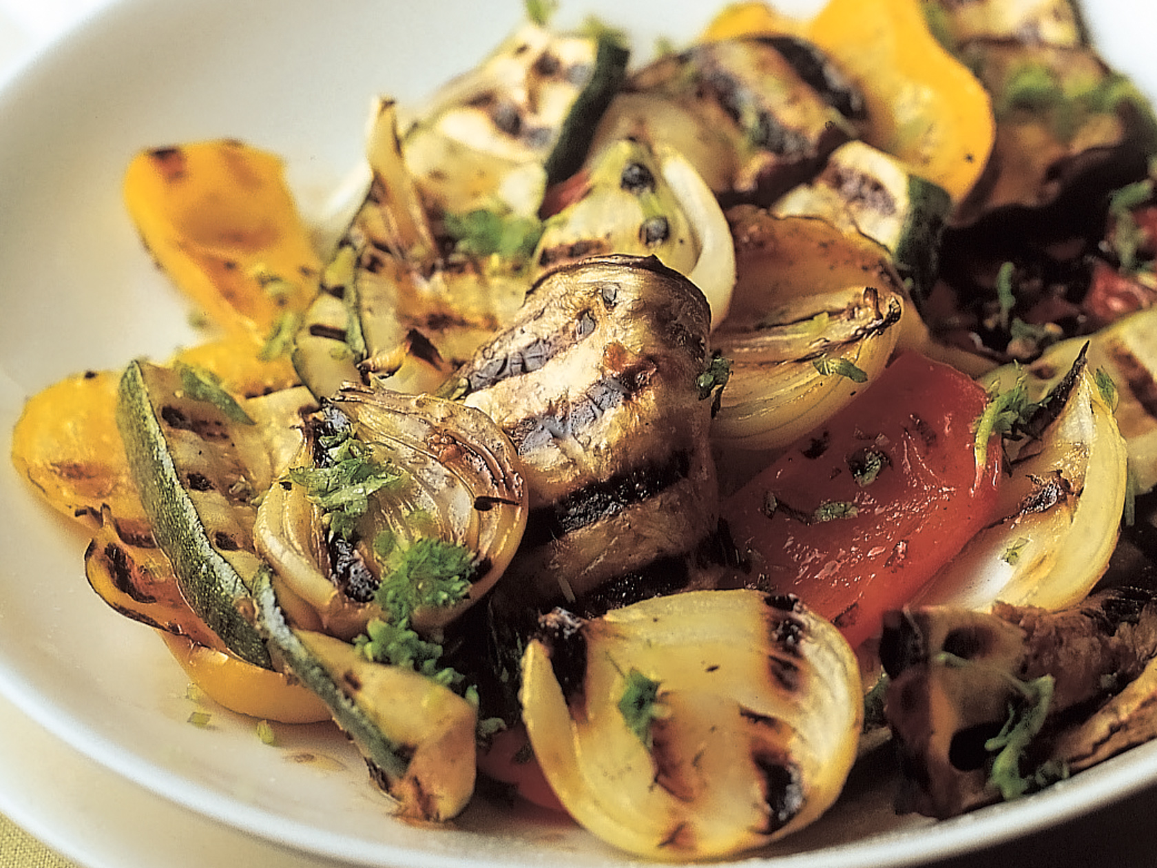 Lämmin kasvissalaatti