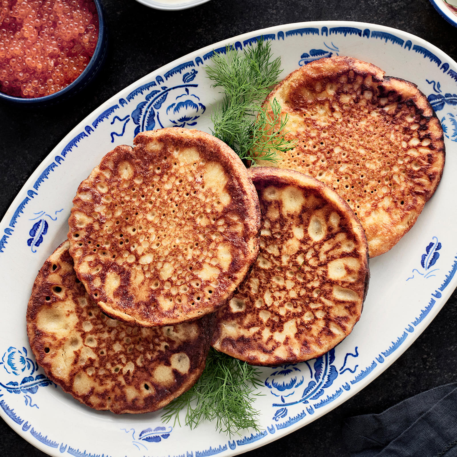 Gluteenittomat blinit sekä mätiä, punasipulia ja suolakurkkuja