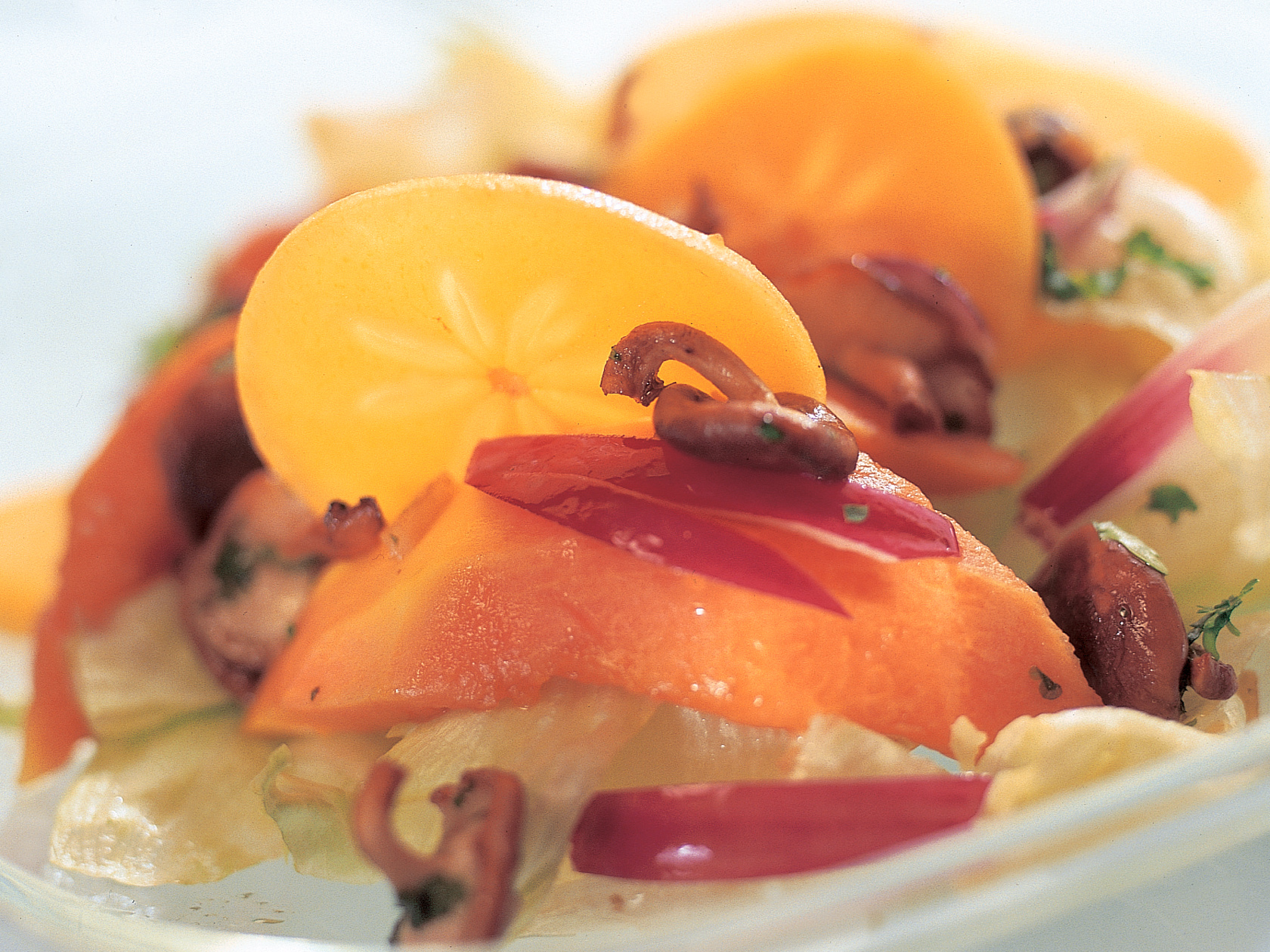 Lämmin hedelmäinen sienisalaatti